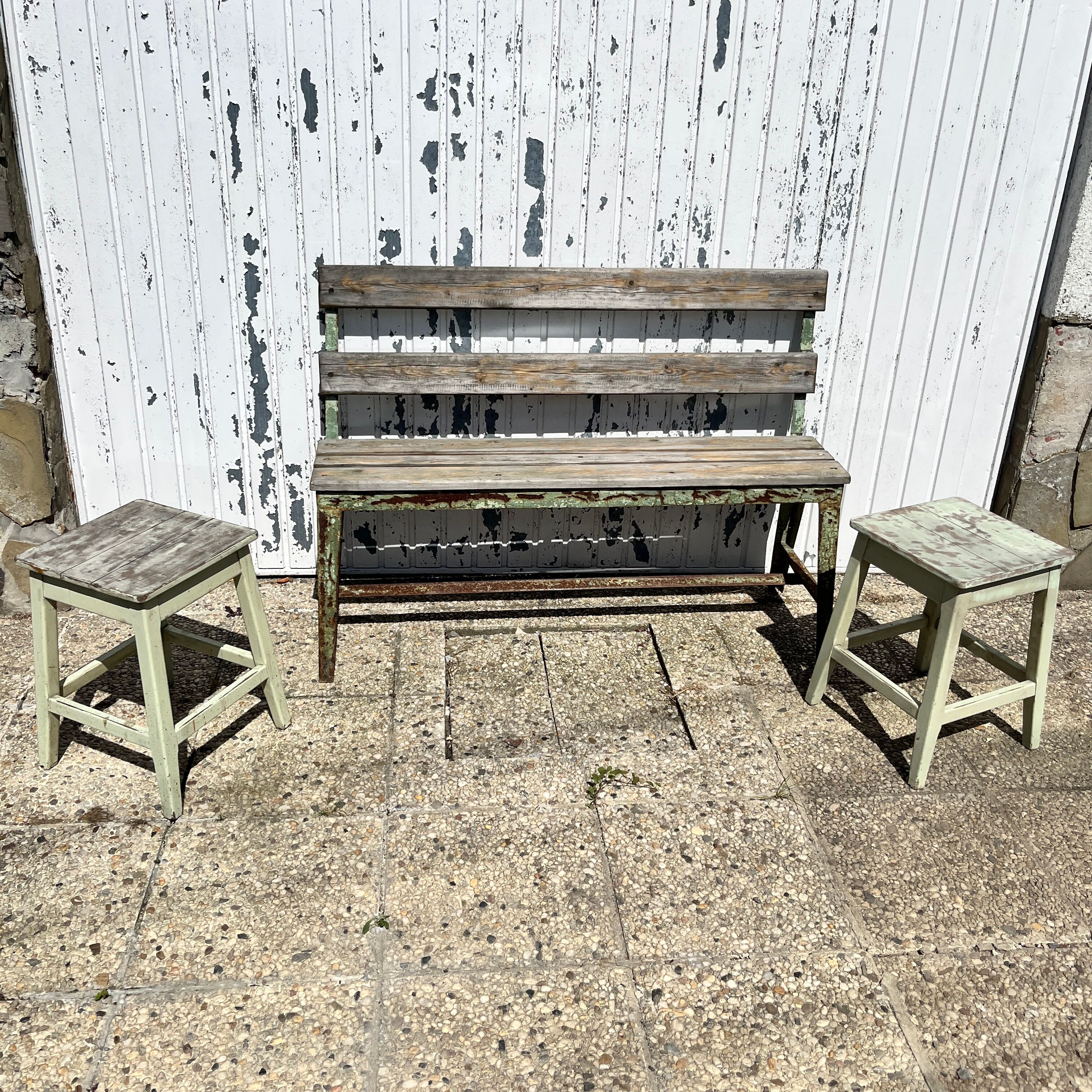 Garden bench in iron and wood and these 2 wooden stools