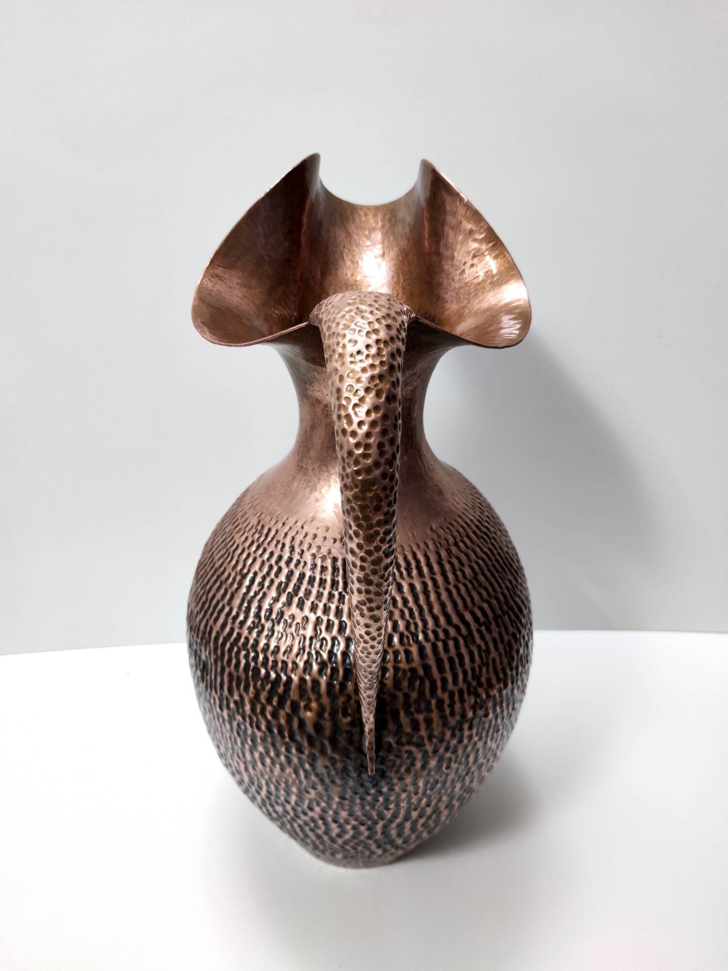 Grand vase pichet en cuivre gaufré par Egidio Casagrande, Italie