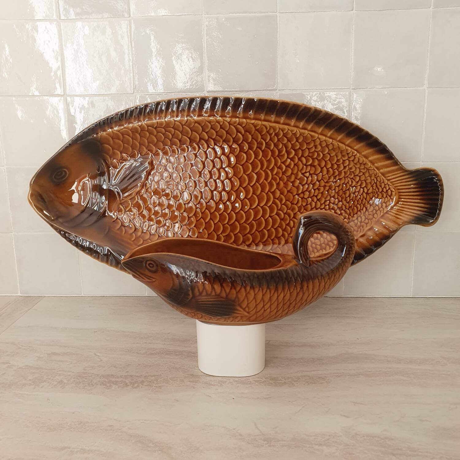 Sarreguemines / Large serving platter and matching fish-shaped sauce boat