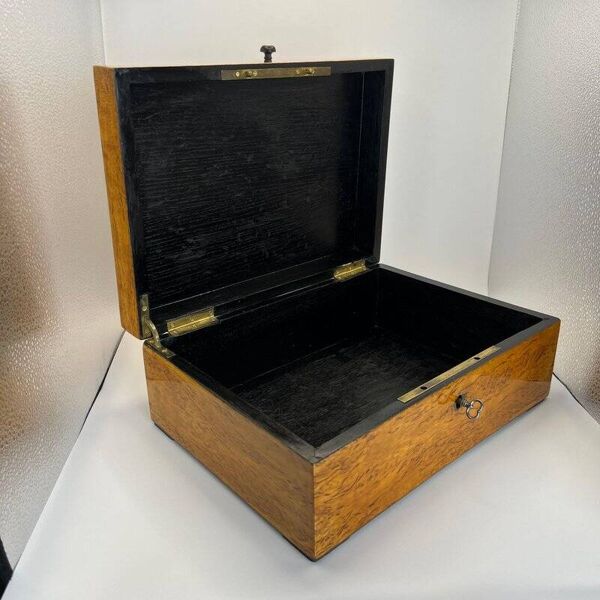 Boîte Biedermeier en bouleau glacé et laiton, Allemagne, années 1840.