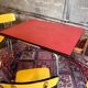 Ensemble table rouge et 6 chaises jaunes vintages en formica
