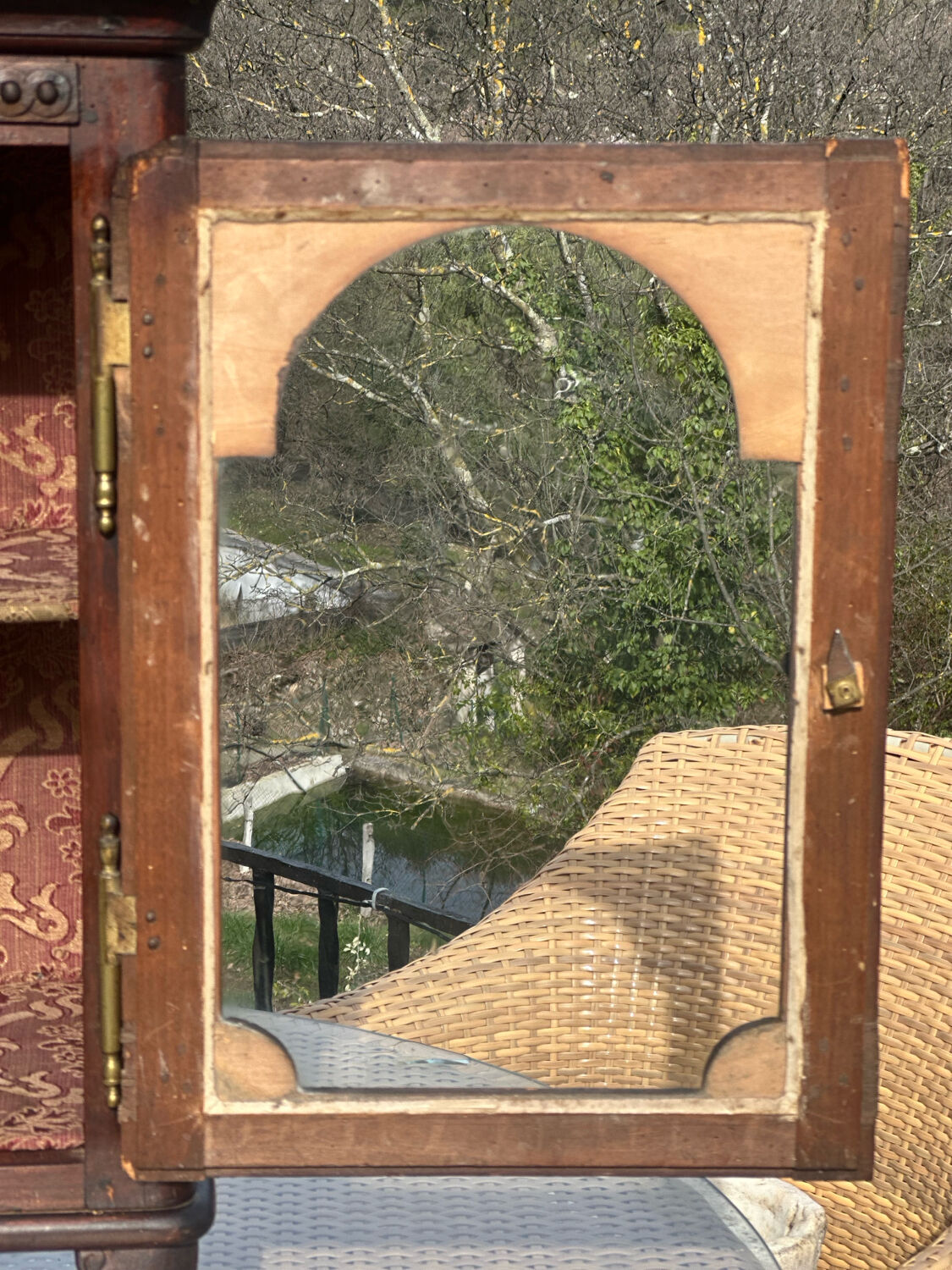 Small display cabinet to place in carved solid oak, 19th century.