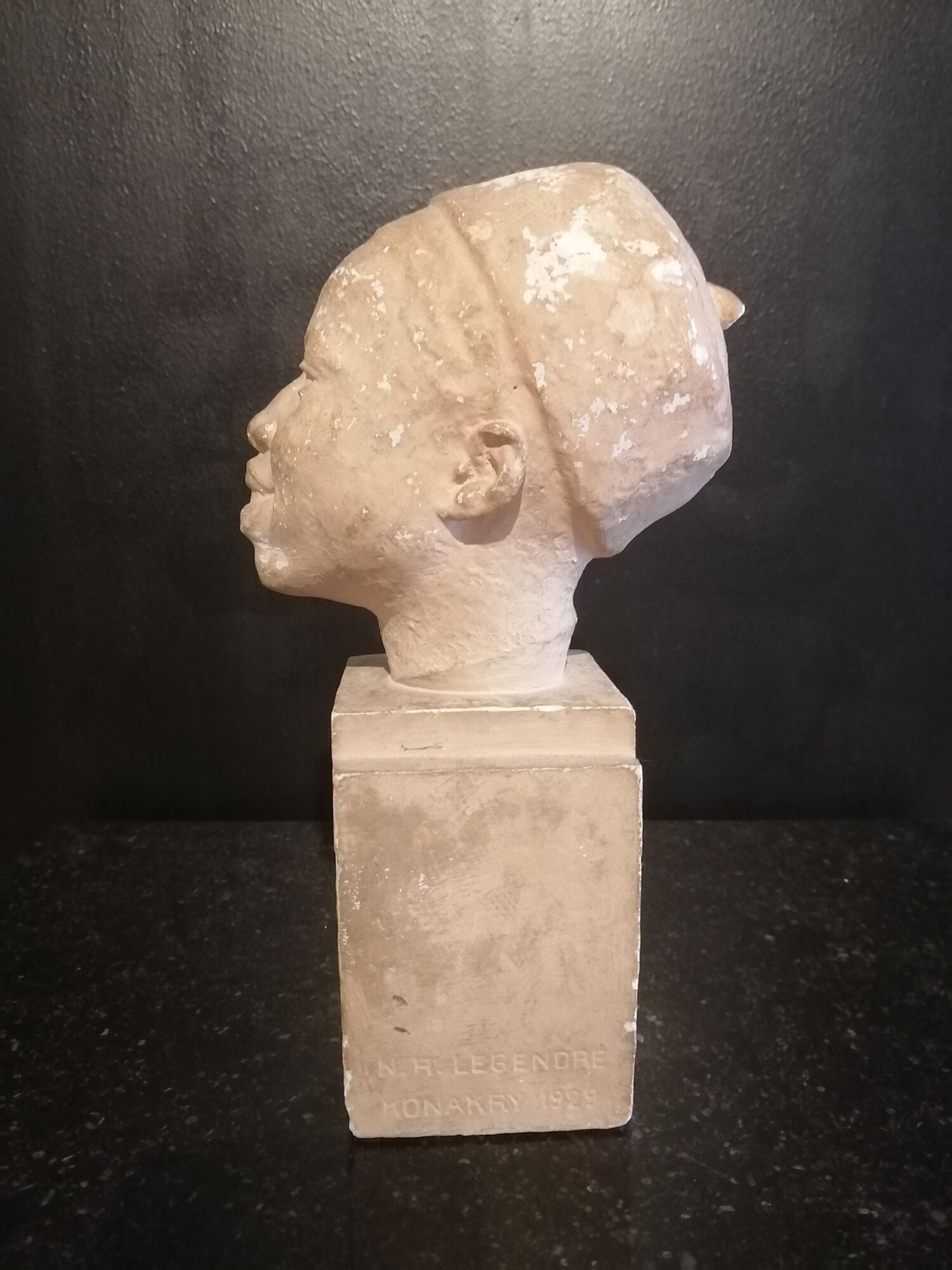 Statue bust face woman Africa Guinea XXth Konakry art