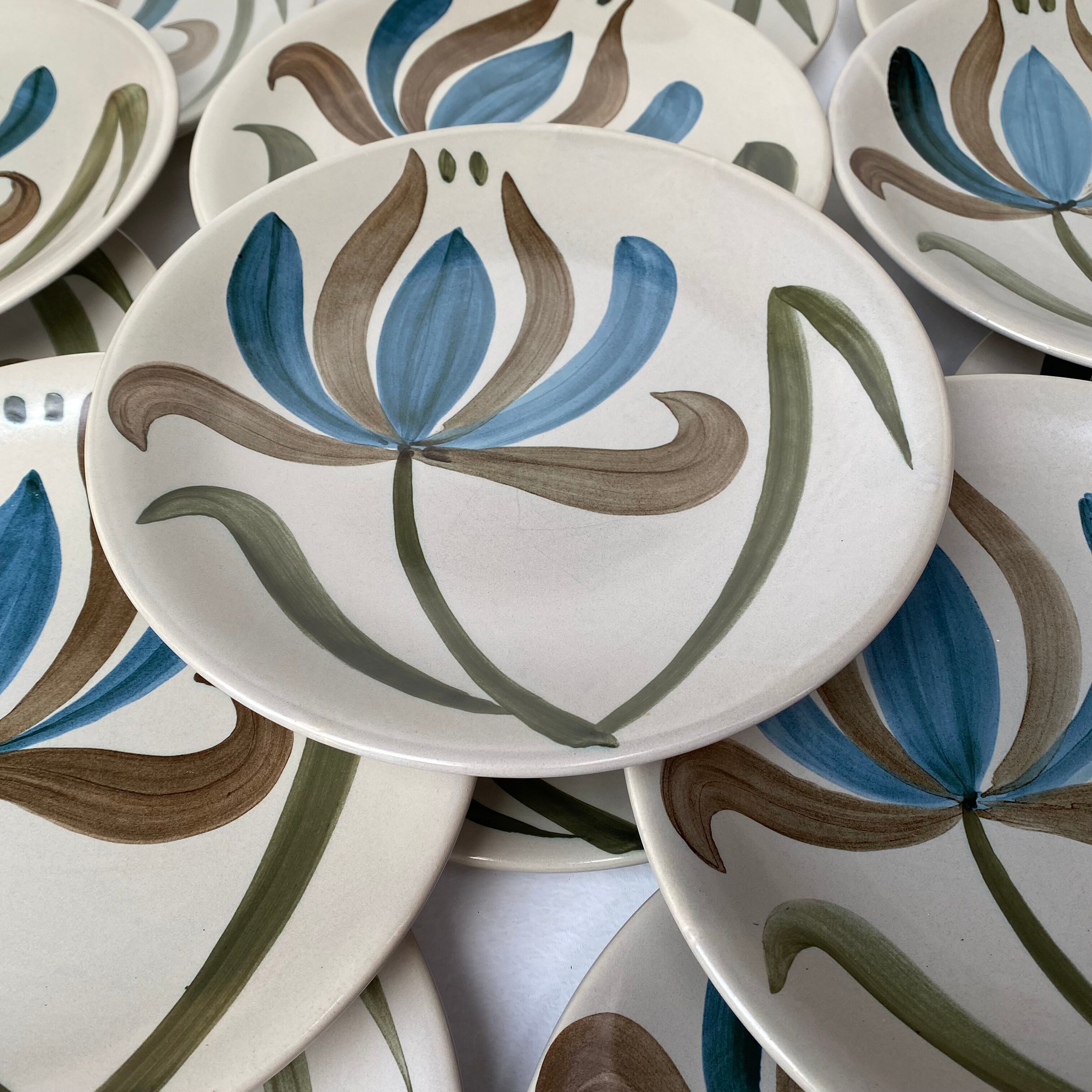Vintage flat plates in Longchamp sandstone