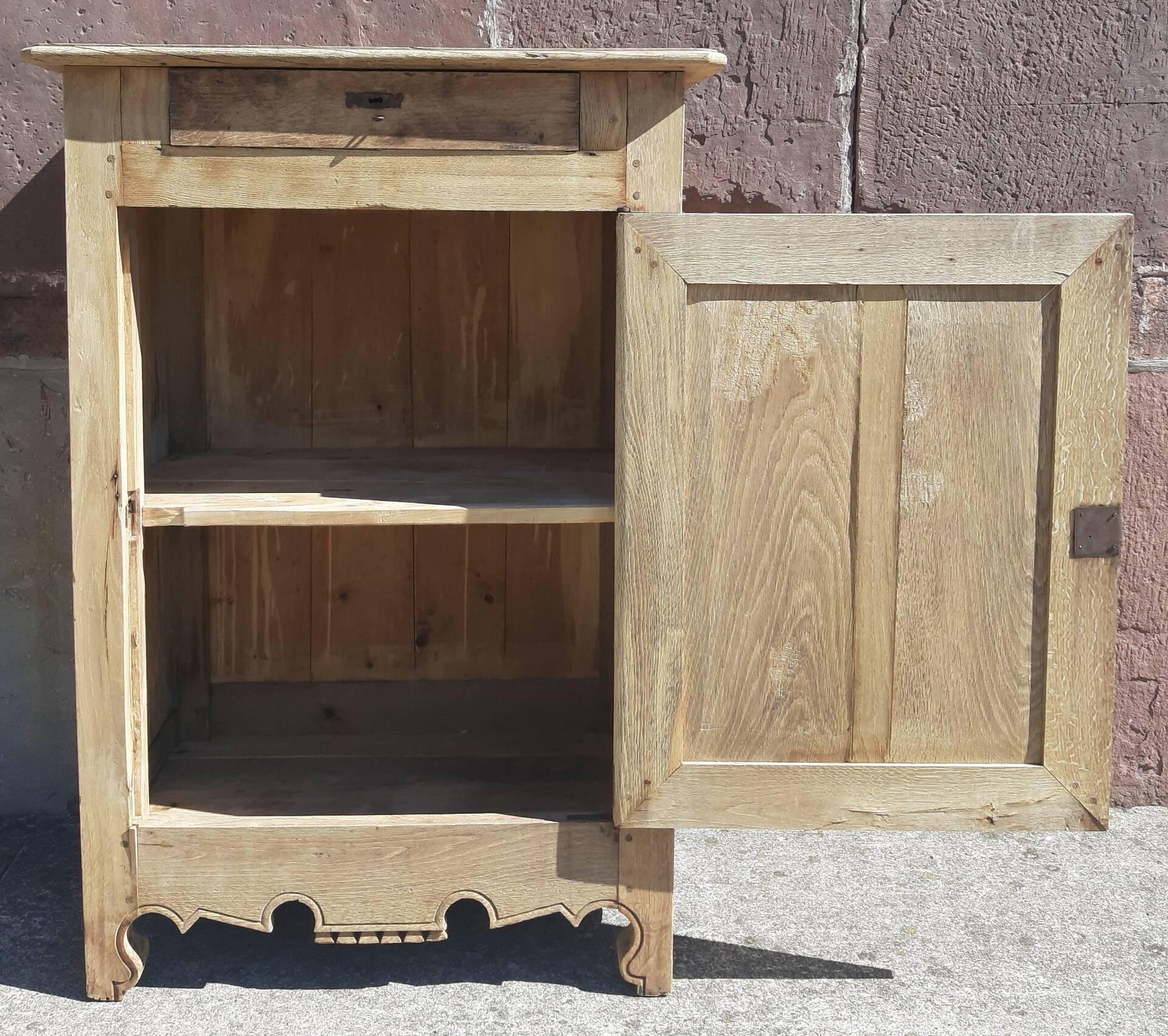 Confiturier or sideboard.