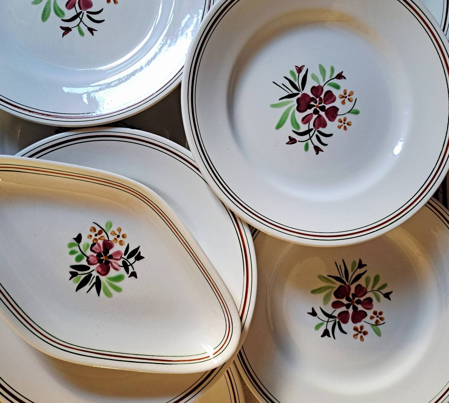 Set of 8 hand-painted dinner plates