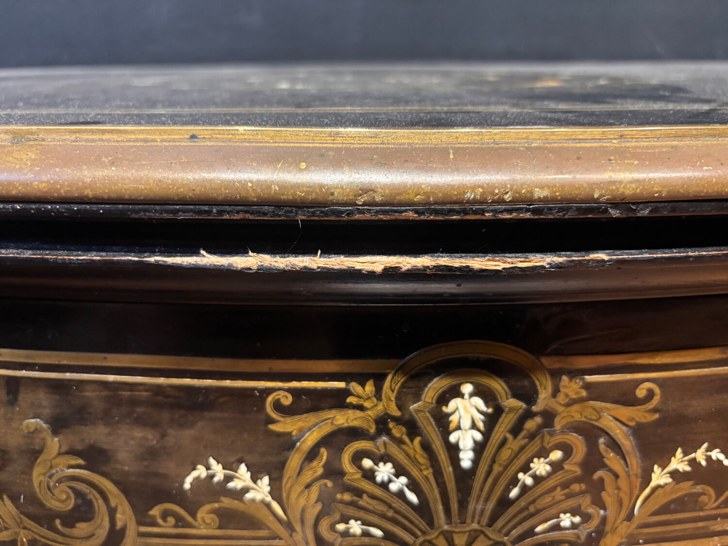 Antique wooden and brass game table – Timeless elegance
