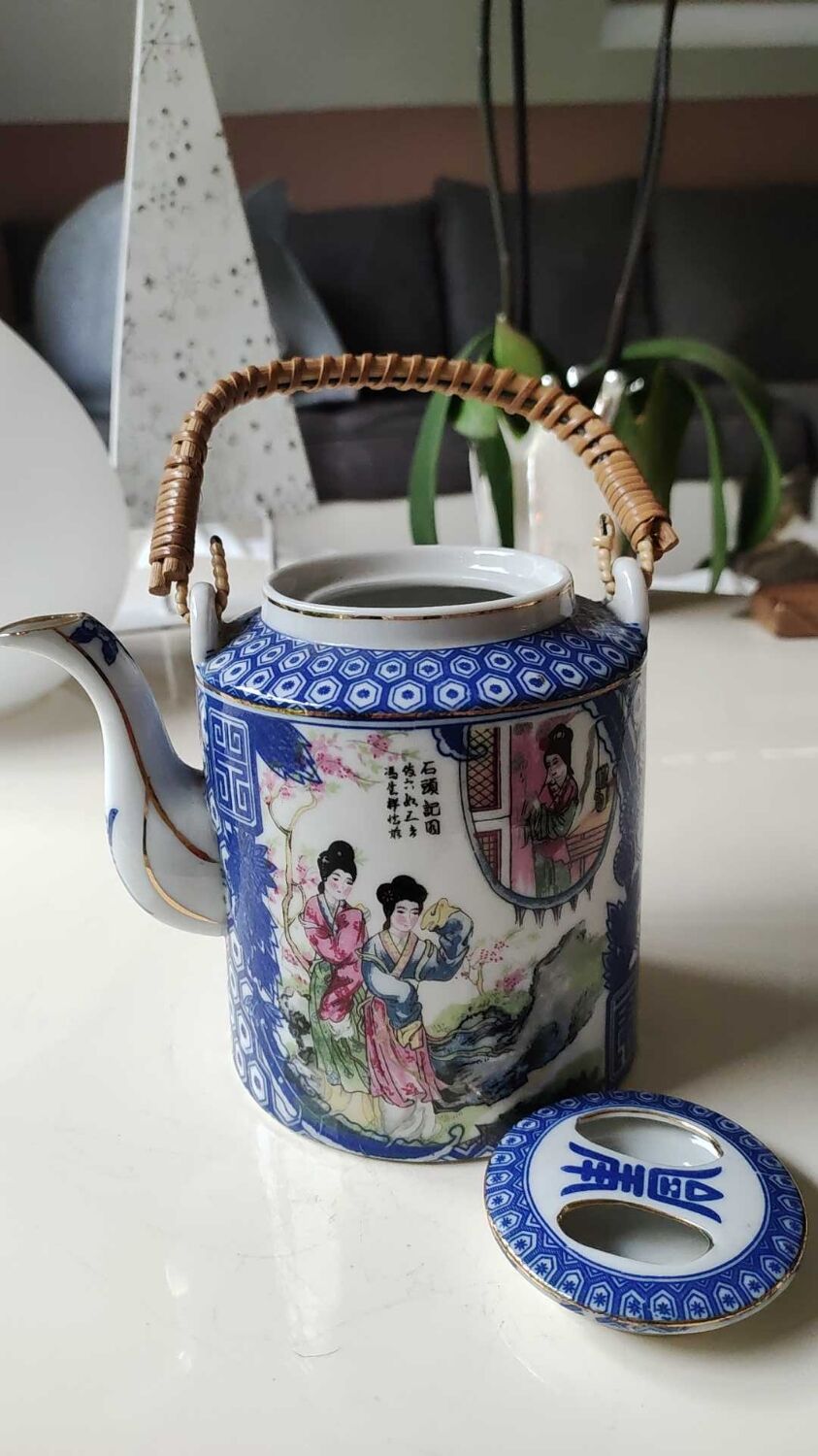 Japanese-inspired porcelain teapot.otifs Geishas kimonos, cherry blossoms
