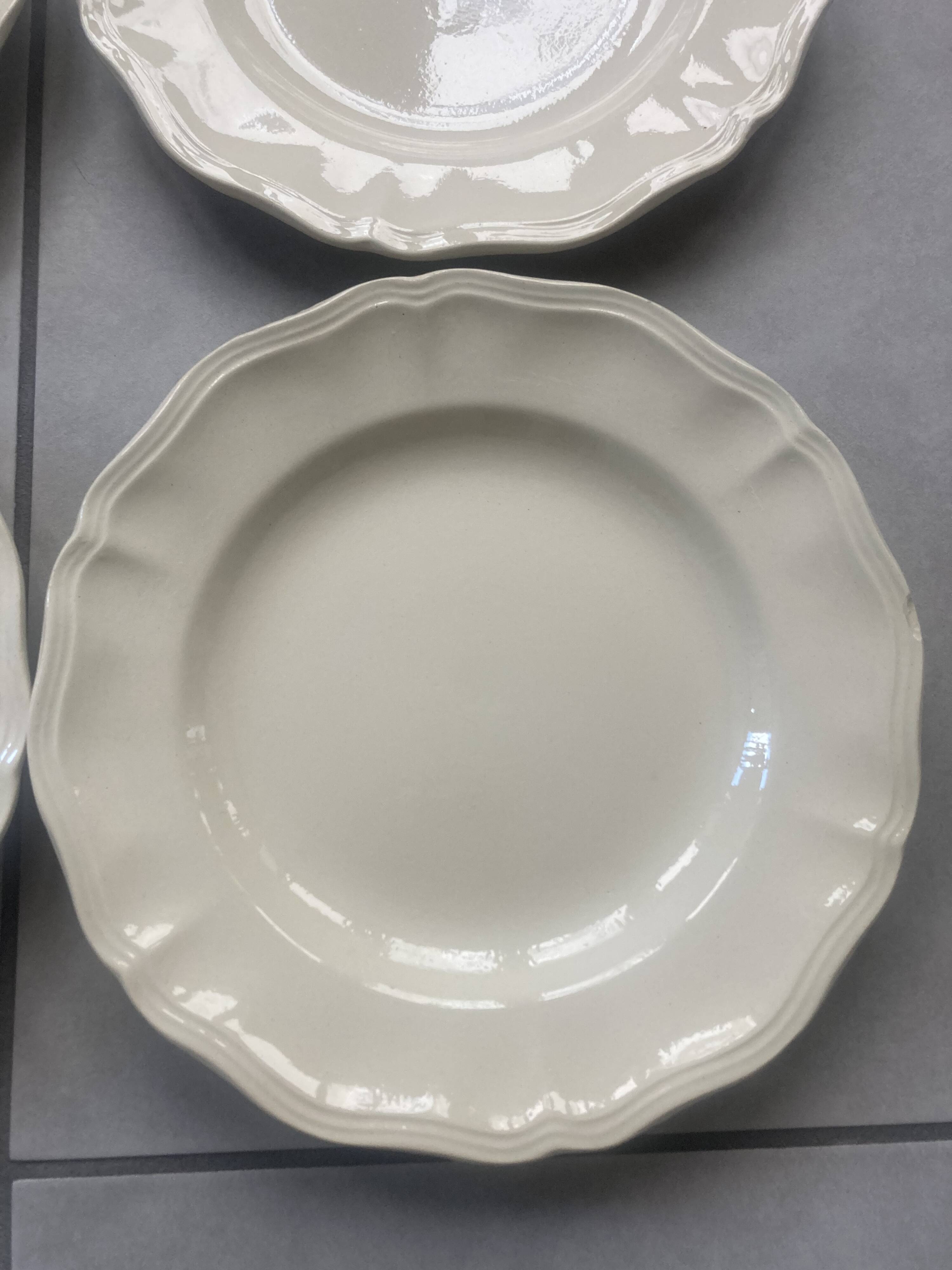 Set of 5 Digoin Sarreguemines plain ivory plates with gadroons