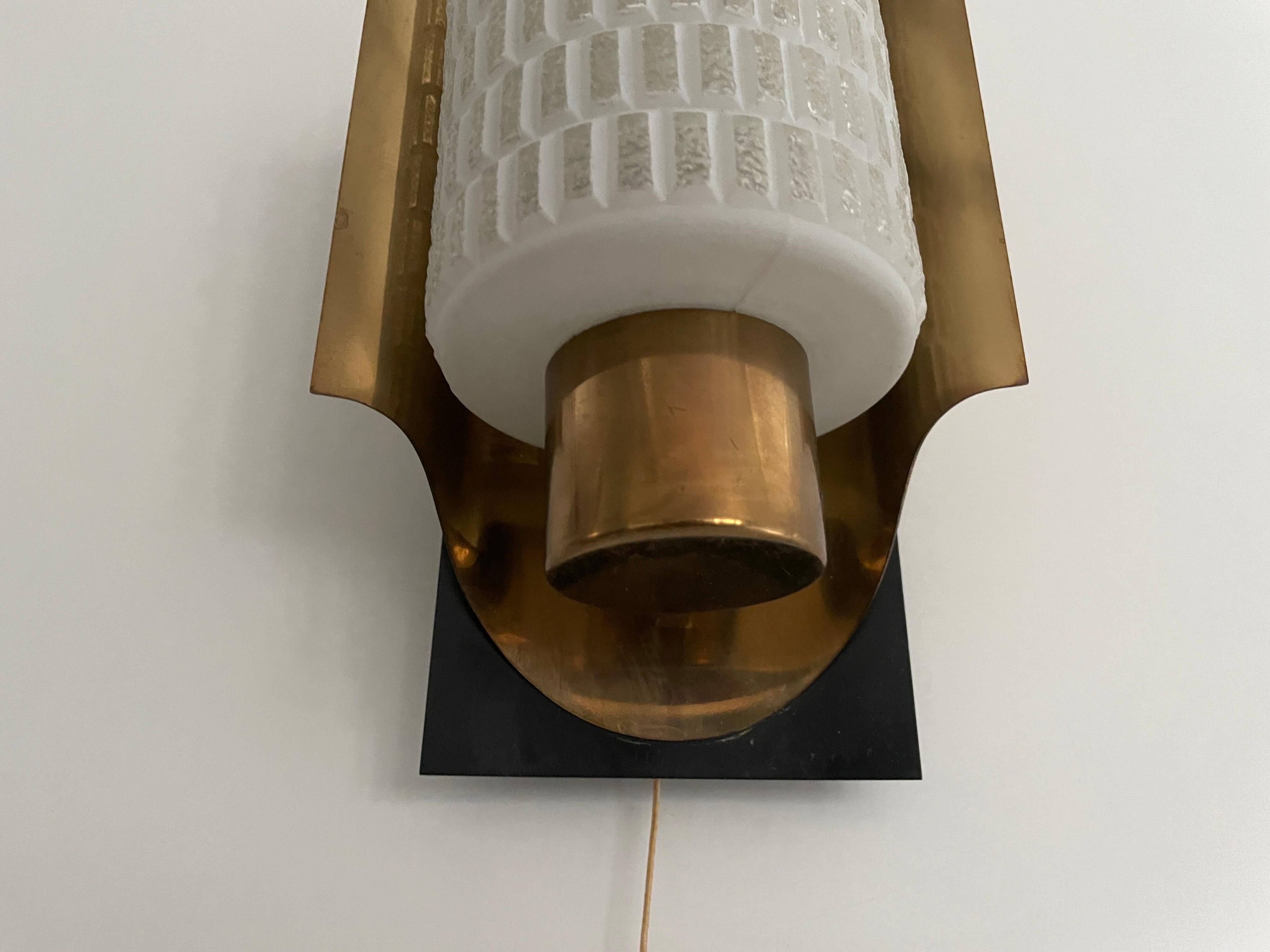 Mid-century pair of wall sconces in textured glass and brass, 1950s, Germany.