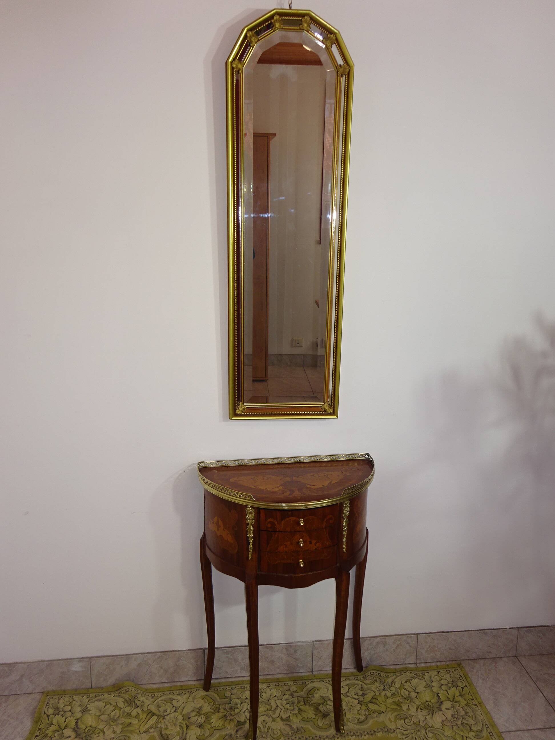 Hallway mirror, gilded frame, curtains and fleur-de-lis