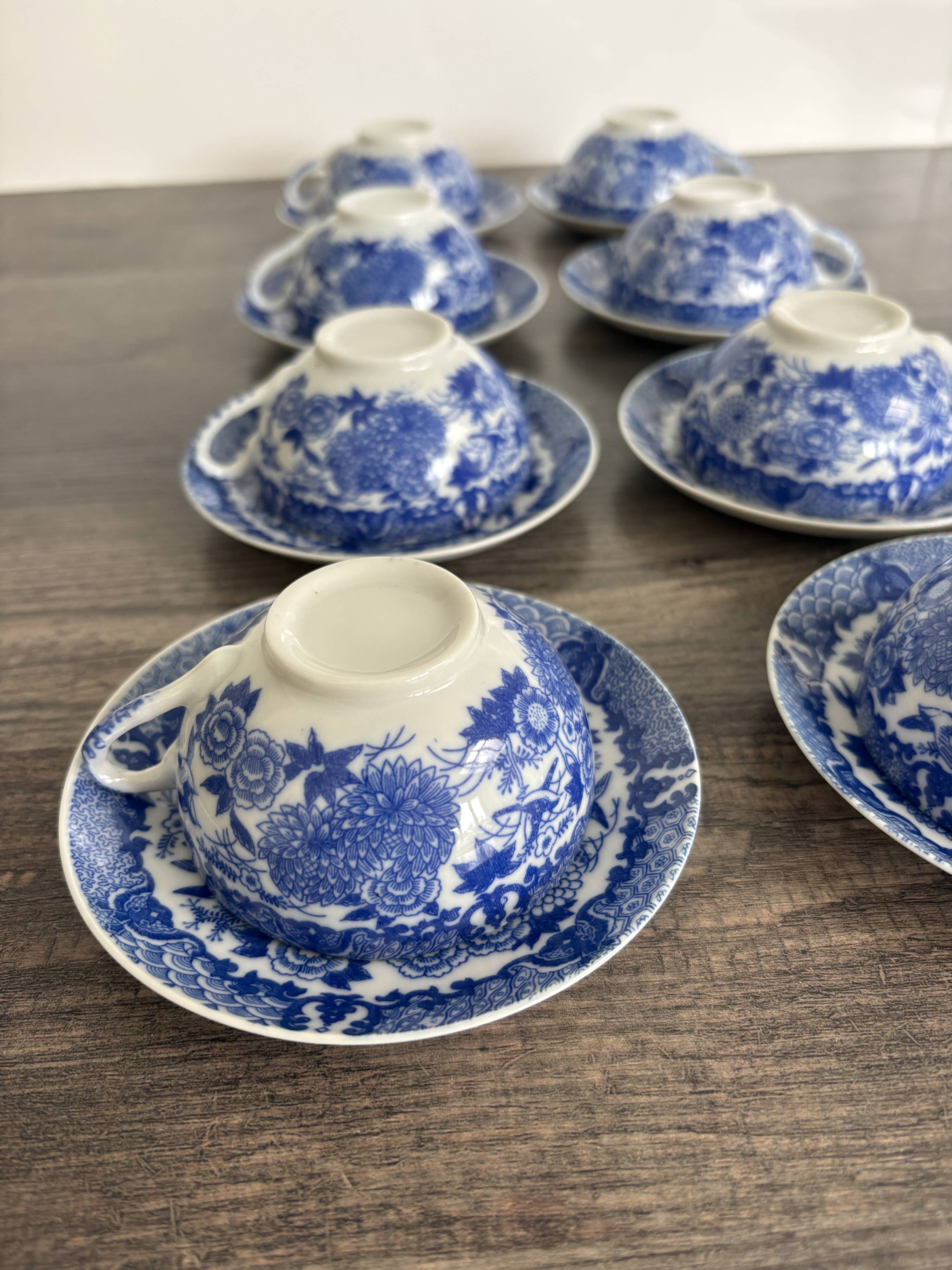 Service of 8 cups and saucers in Chinese blue porcelain.