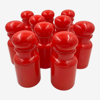 Lot de dix bocaux en verre rouge