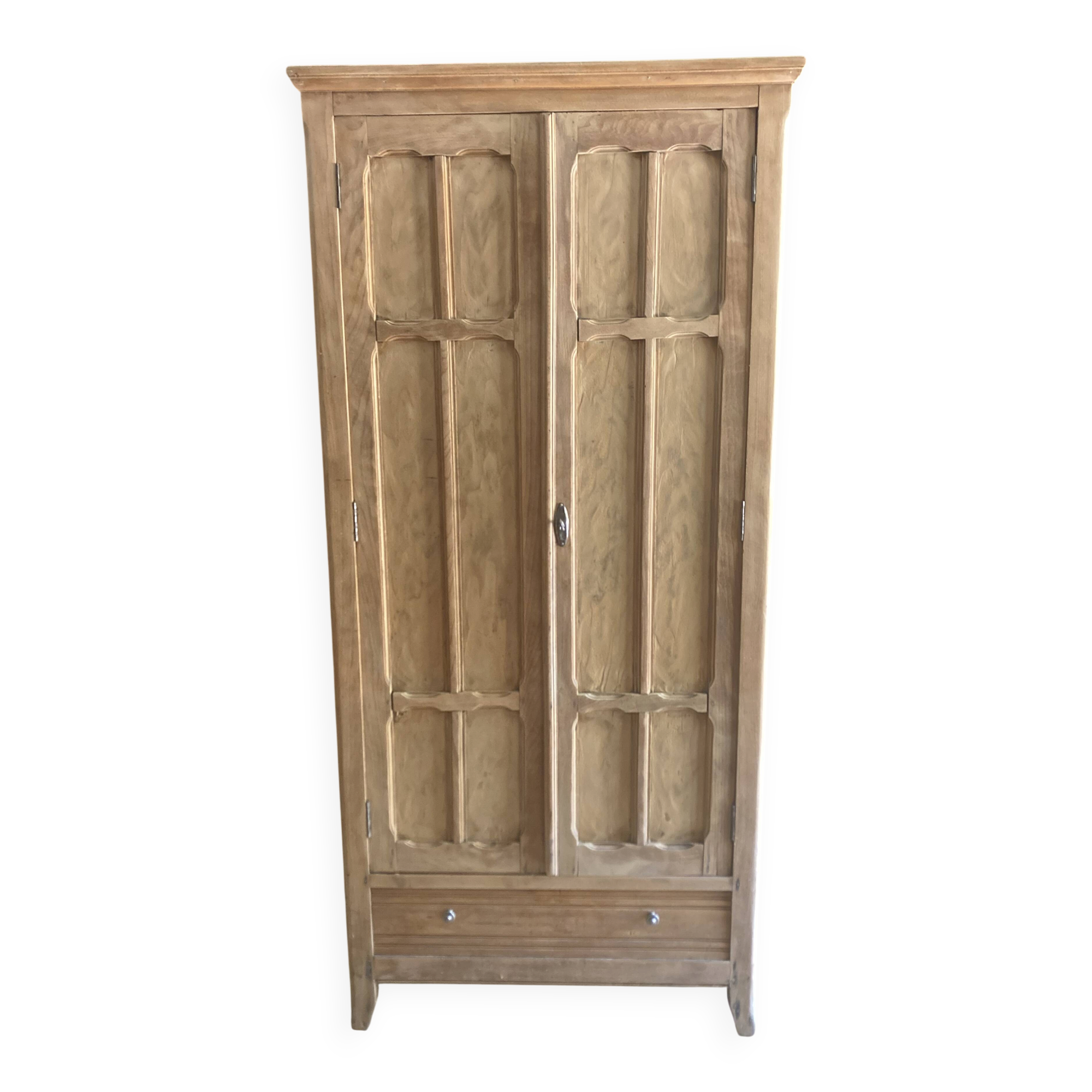 Armoire parisienne