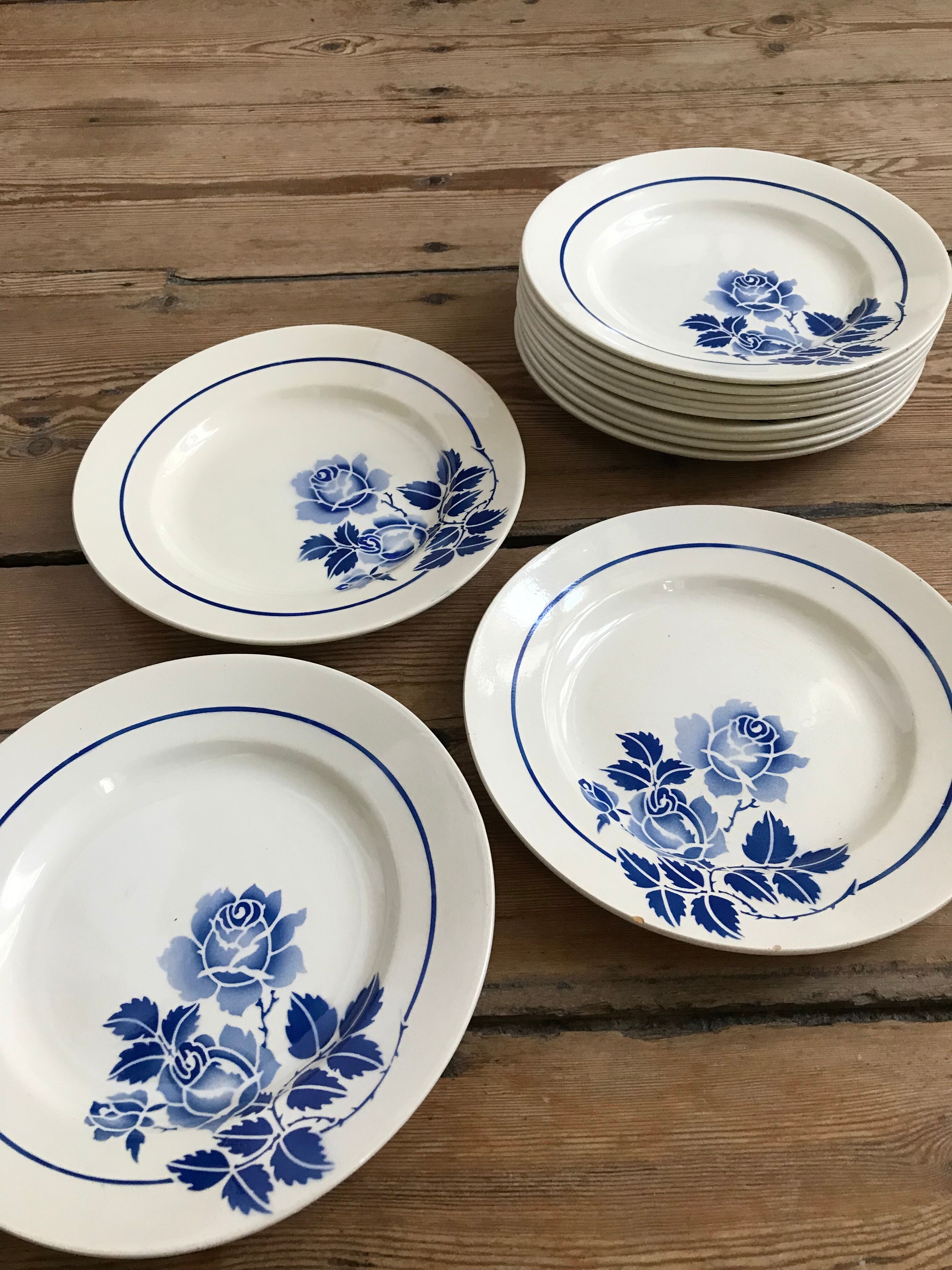 Service of 12 antique flat plates