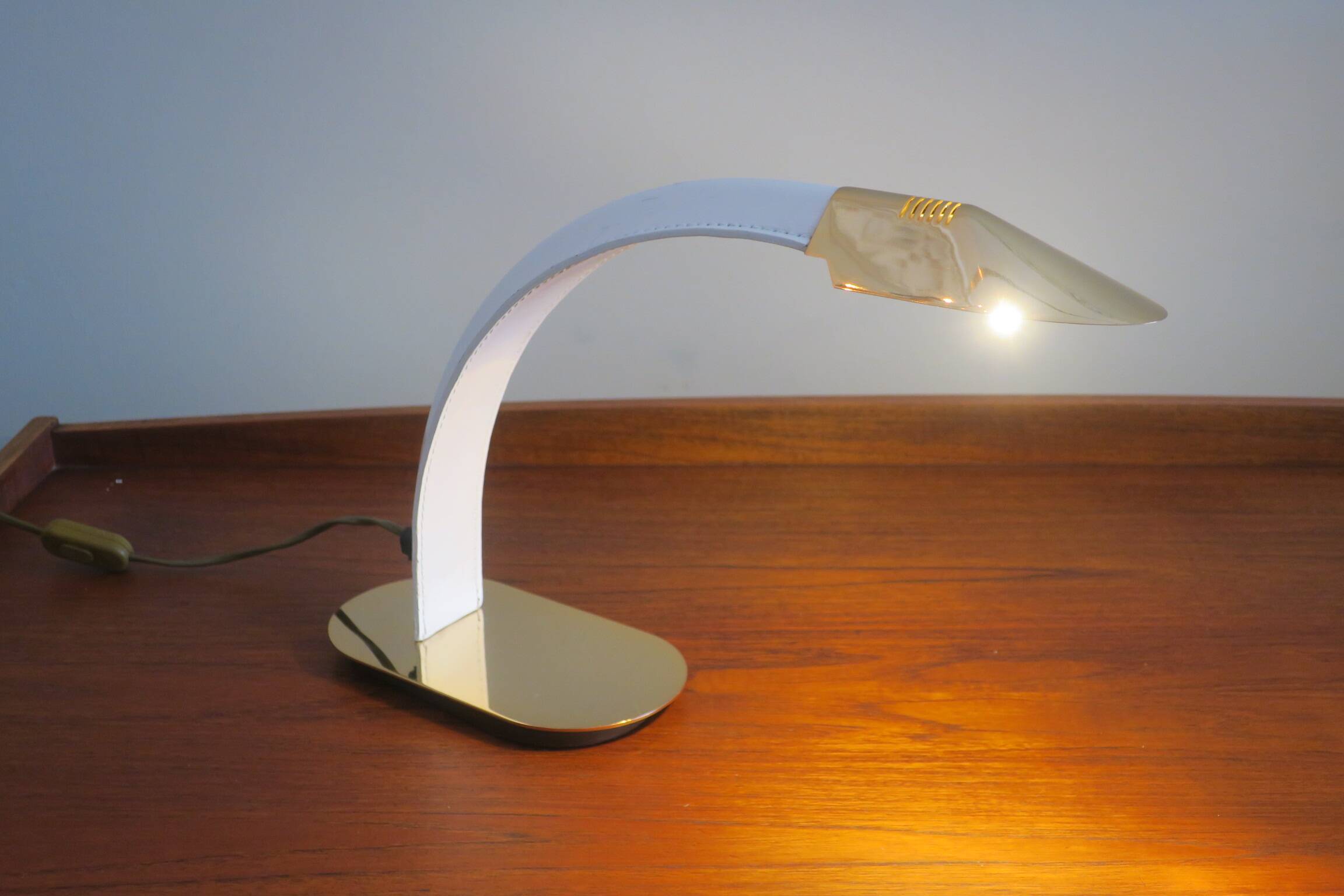 Lampe de bureau vintage en cuir gravé et en laiton plaqué or, Italie années 1970