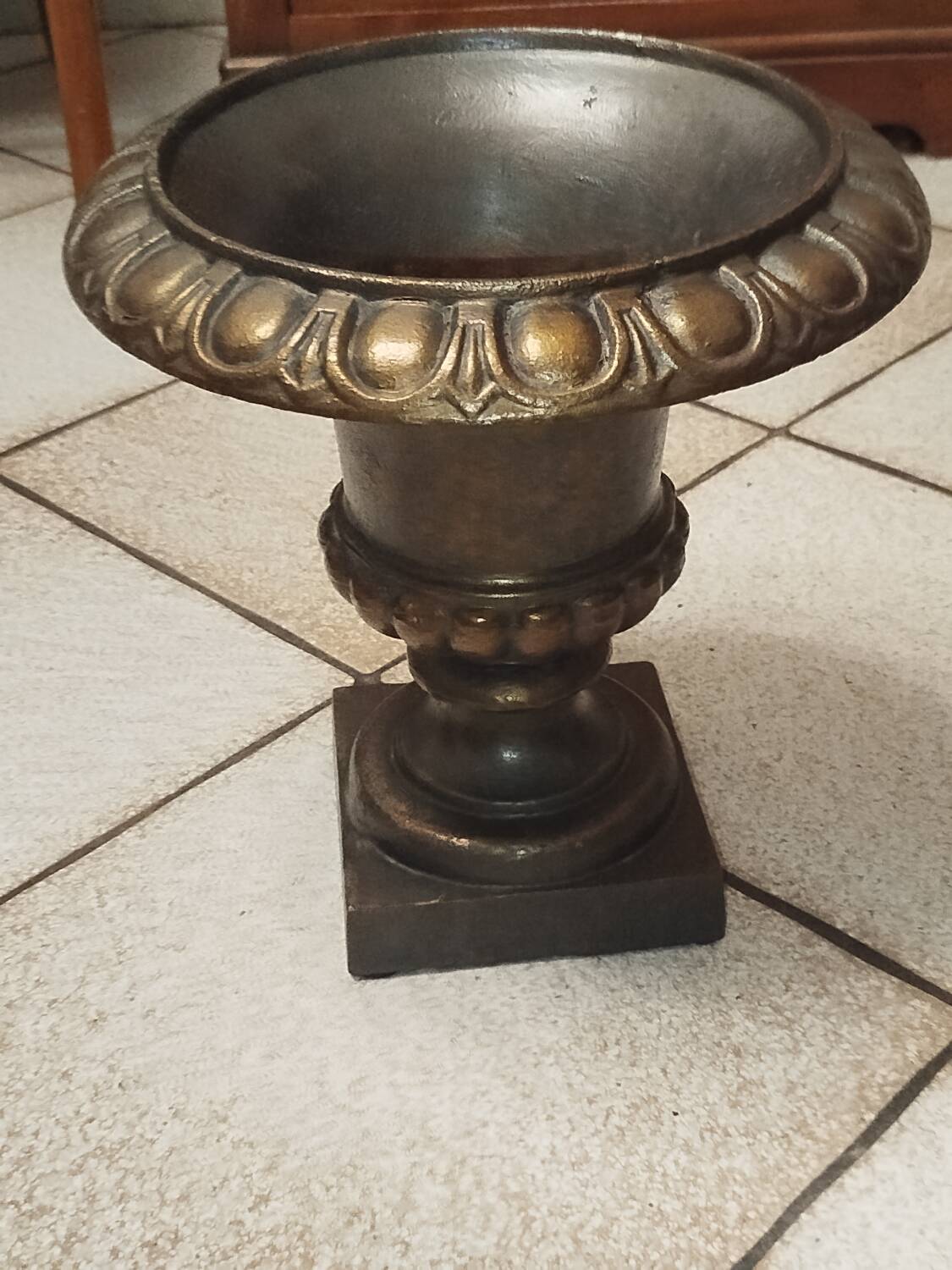 Medici vase 30 cm in cast iron 19th century  
Golden patina