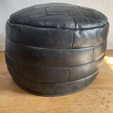 Pouf / Repose pied noir patchwork de cuir De Sede