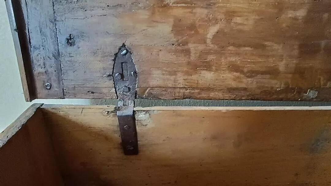 Small wooden travel chest, chest, 17th century, Tuscany