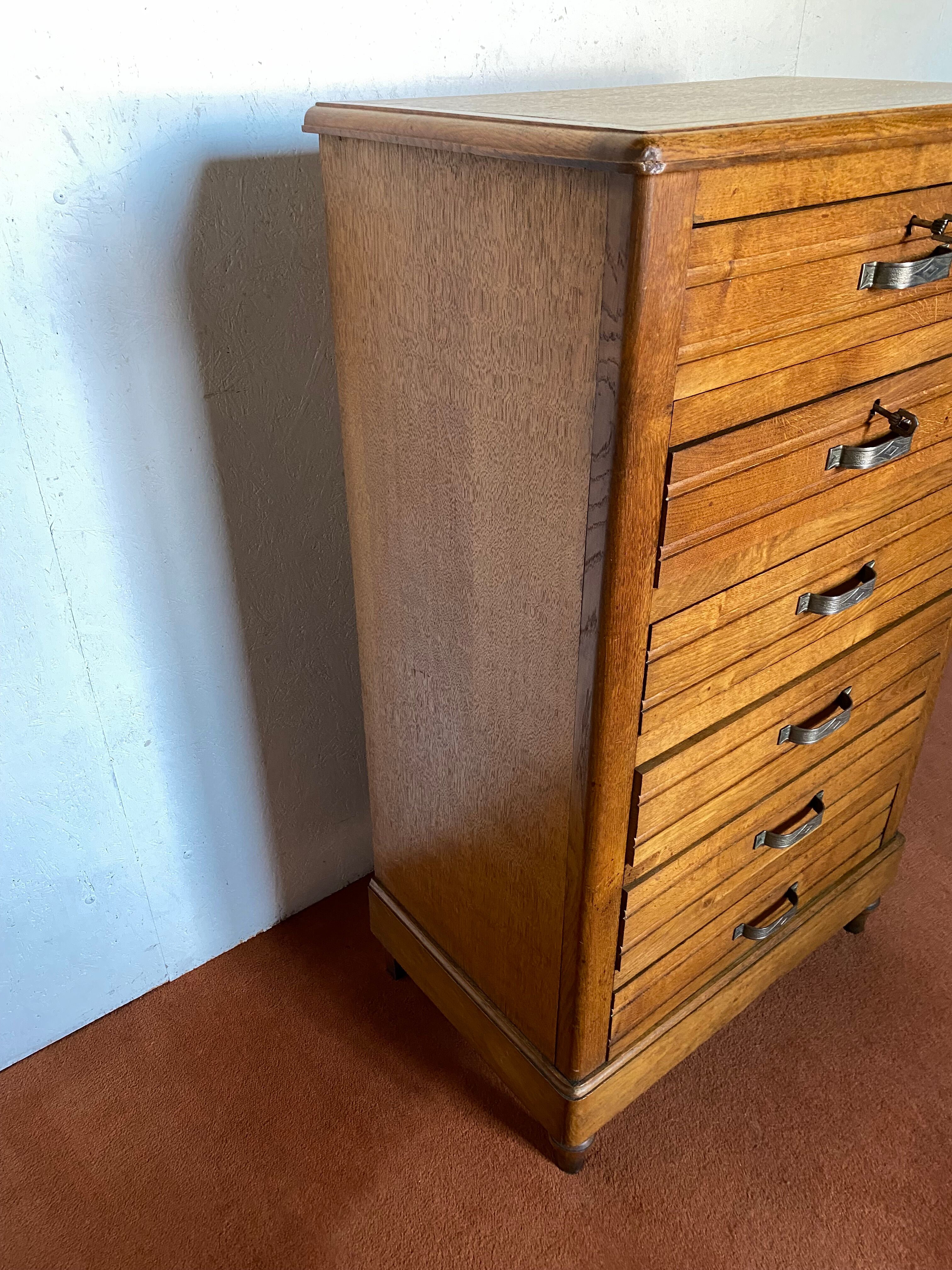 Commode -semainier vintage 6 drawers. Light oak wood furniture in very good condition