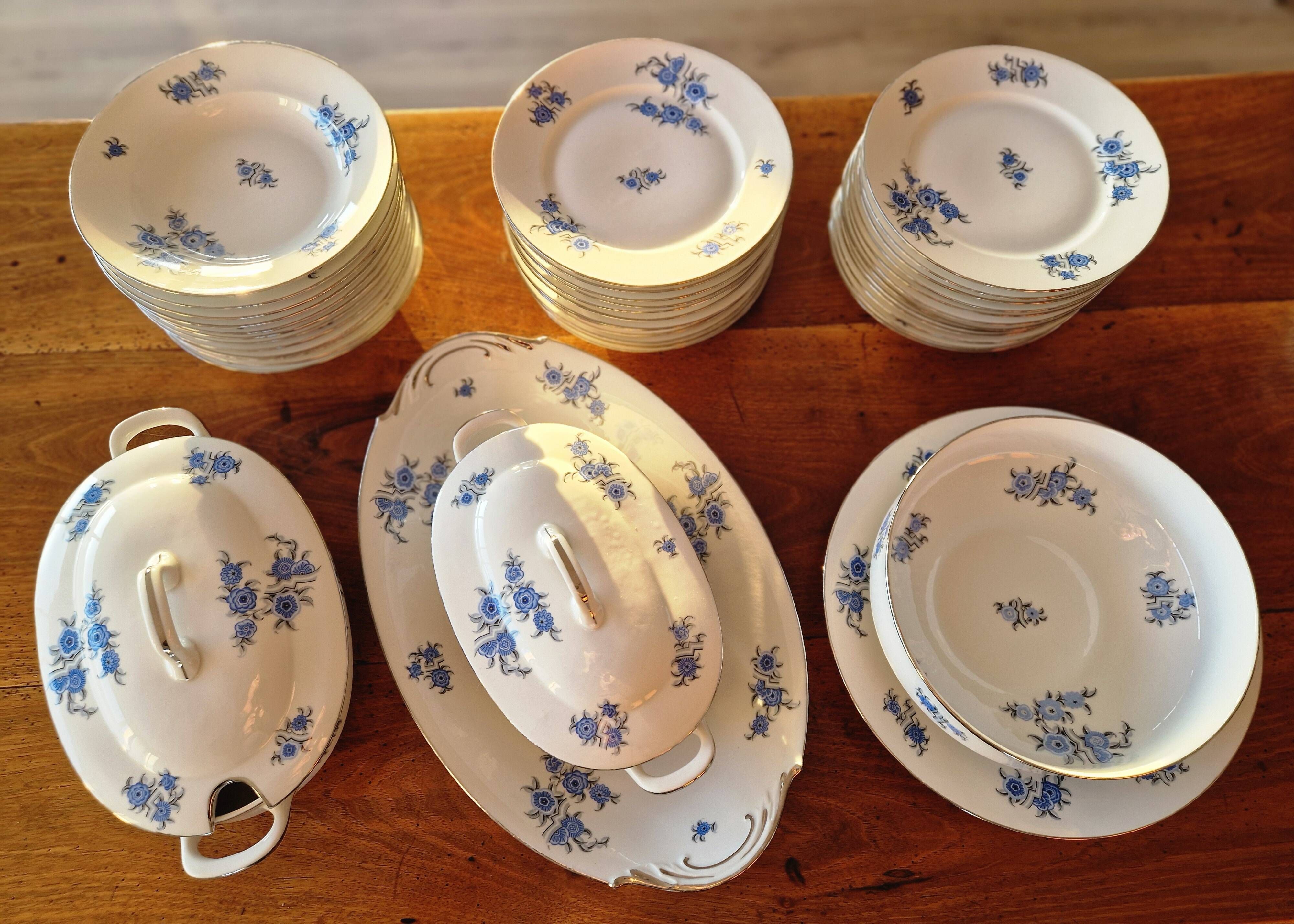 Art Deco porcelain dinner service, Legrand Limoges, 41 pieces.