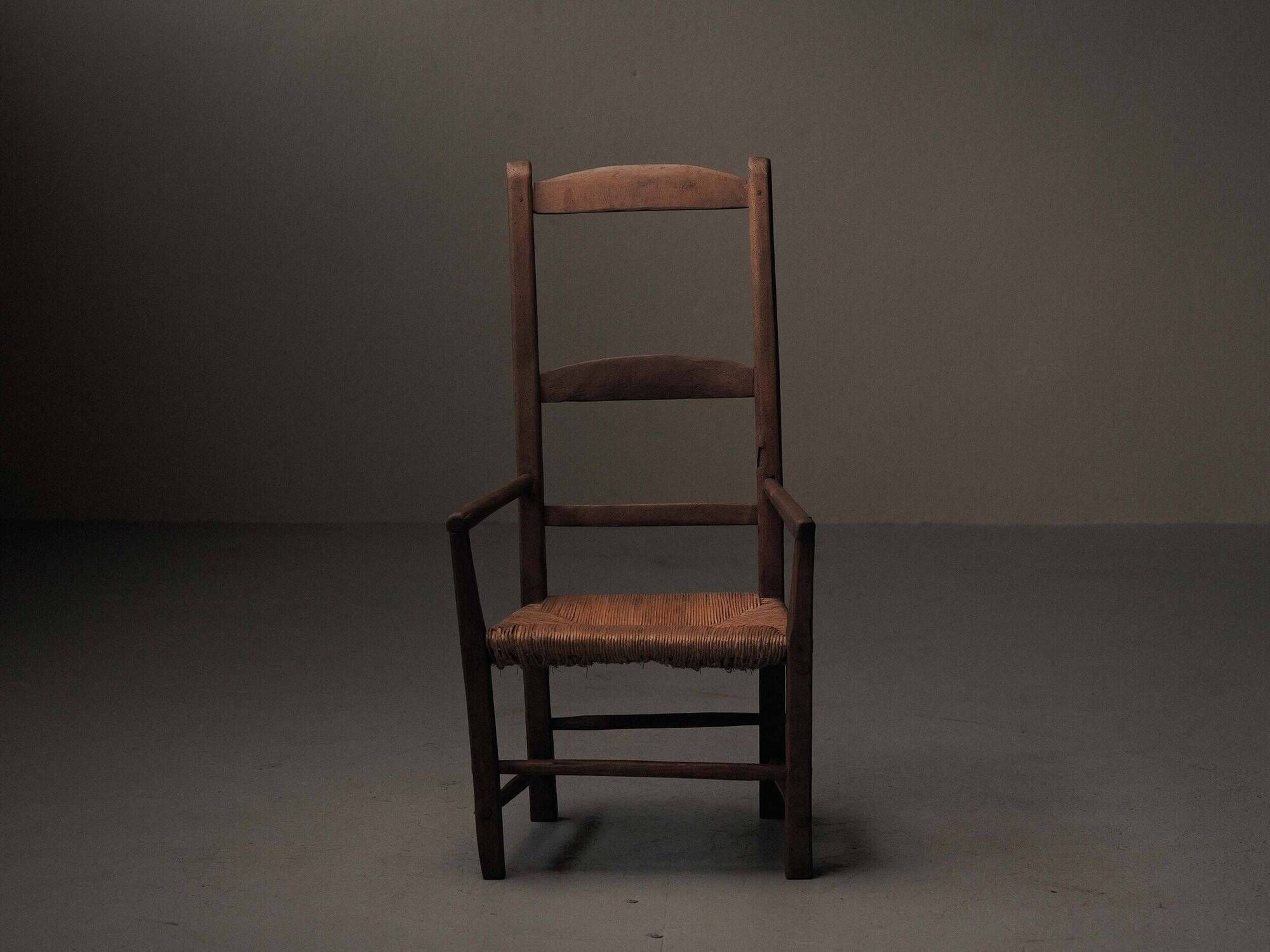 Old peasant armchair in solid wood and woven straw – Auvergne, 19th century.