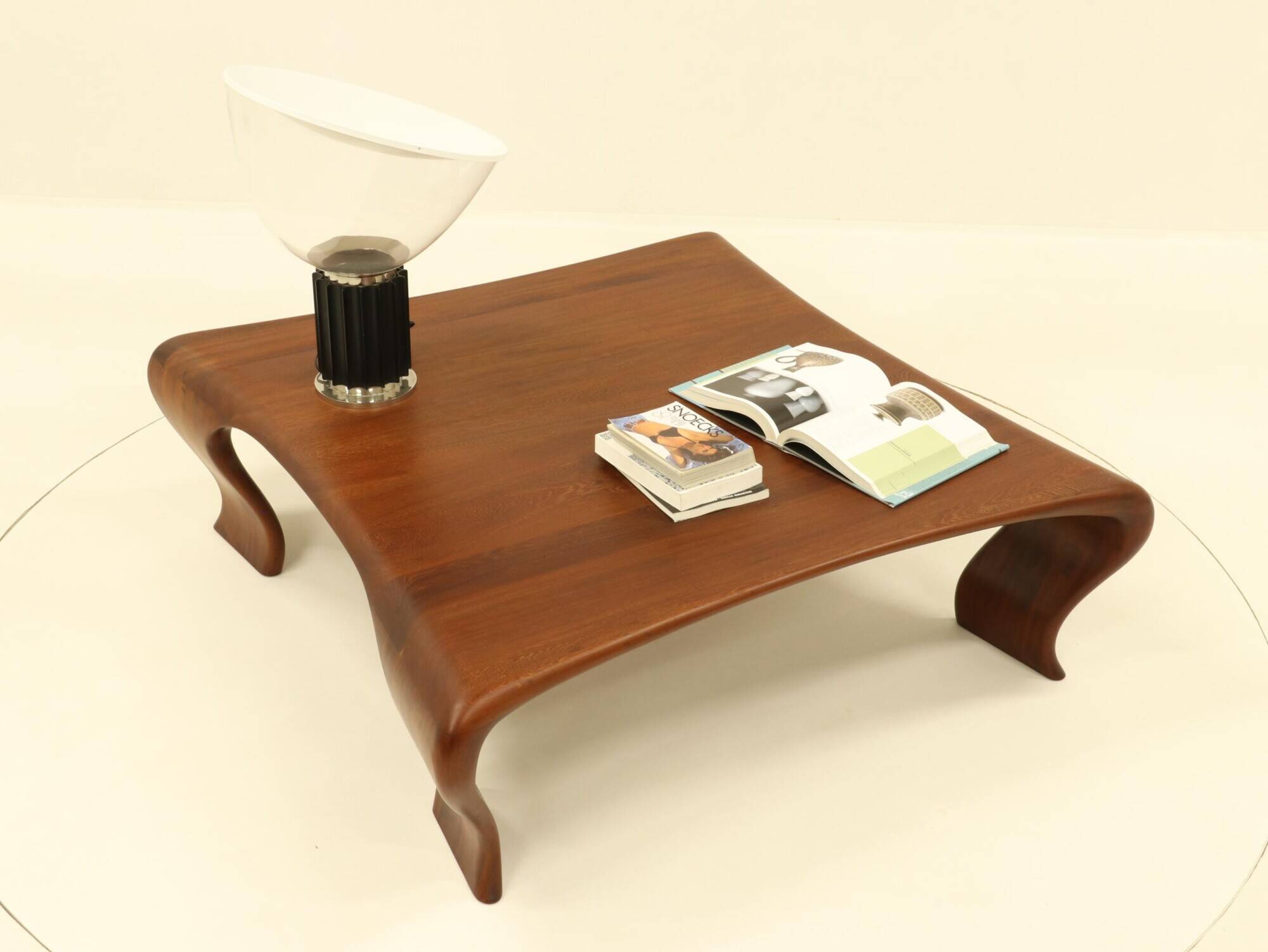 Table basse en Iroko massif par Marc Van Rampelberg