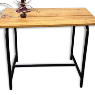 Petite table basse piètement tubulaire métallique.