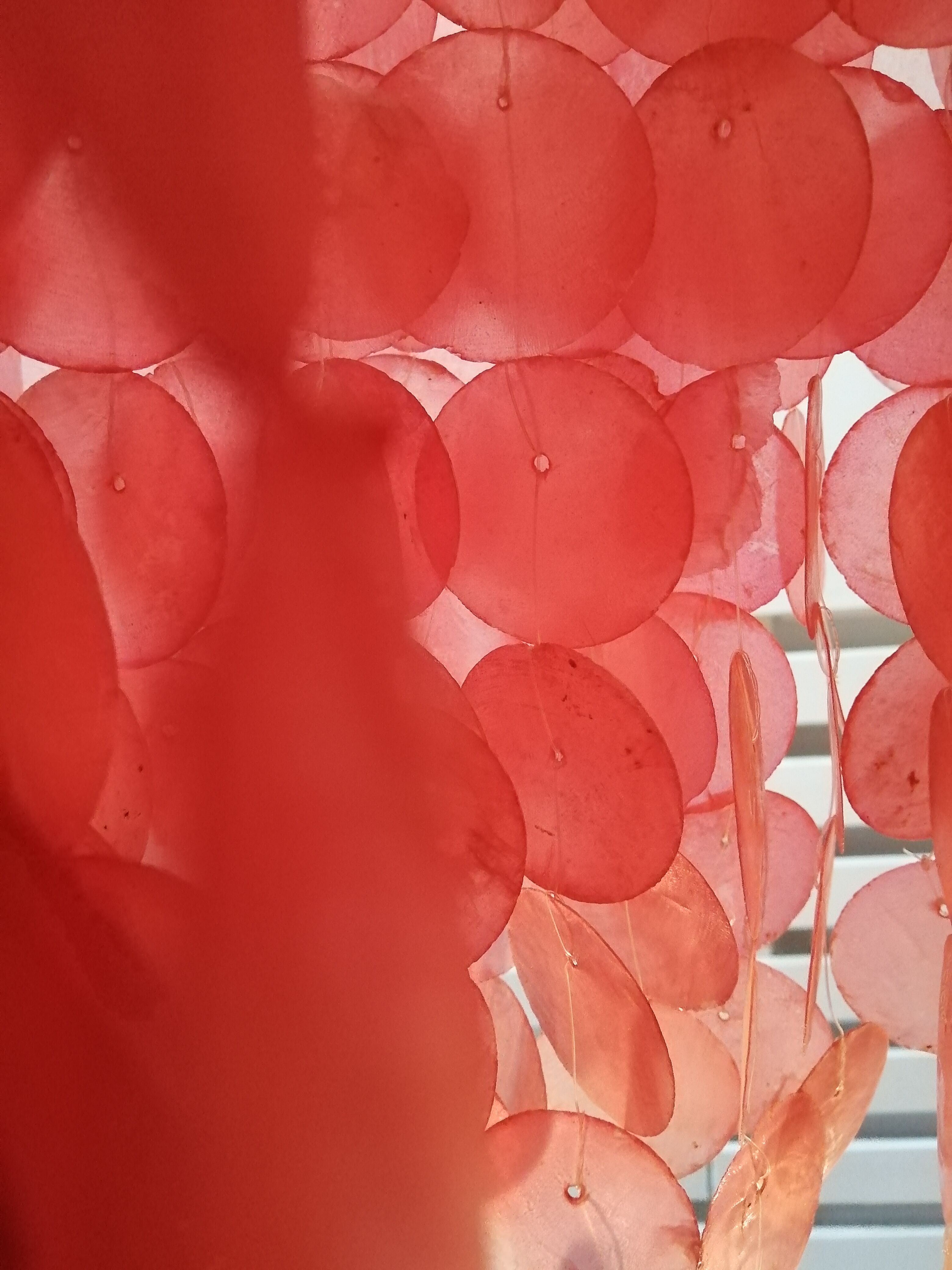 Suspension with pink mother-of-pearl tablets