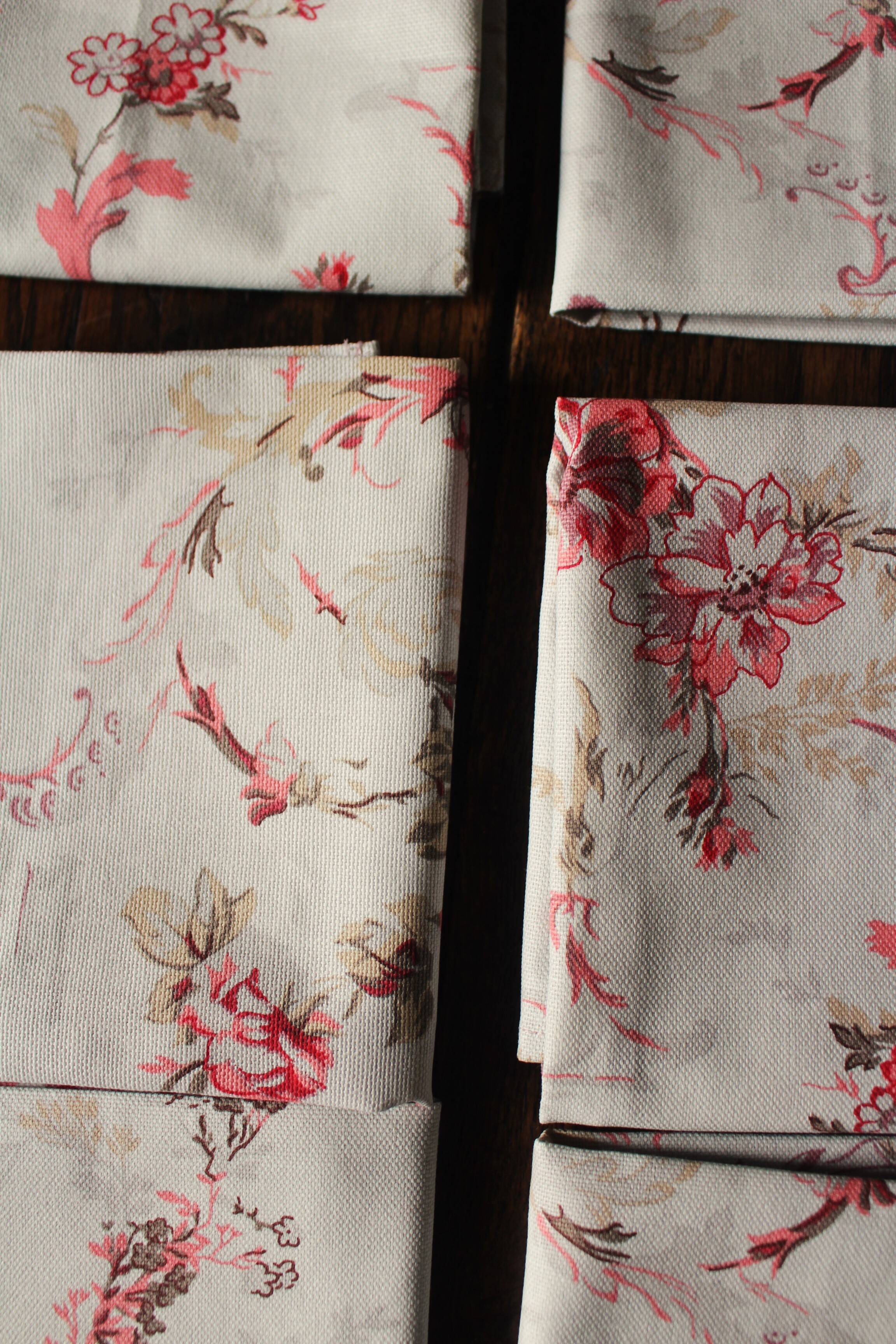Un lot de 6 serviettes de table bleu gris fleurs roses