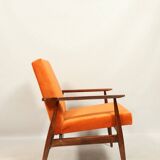Fauteuil moderne en velours orange papaye bois brun foncé 1970 style scandinave