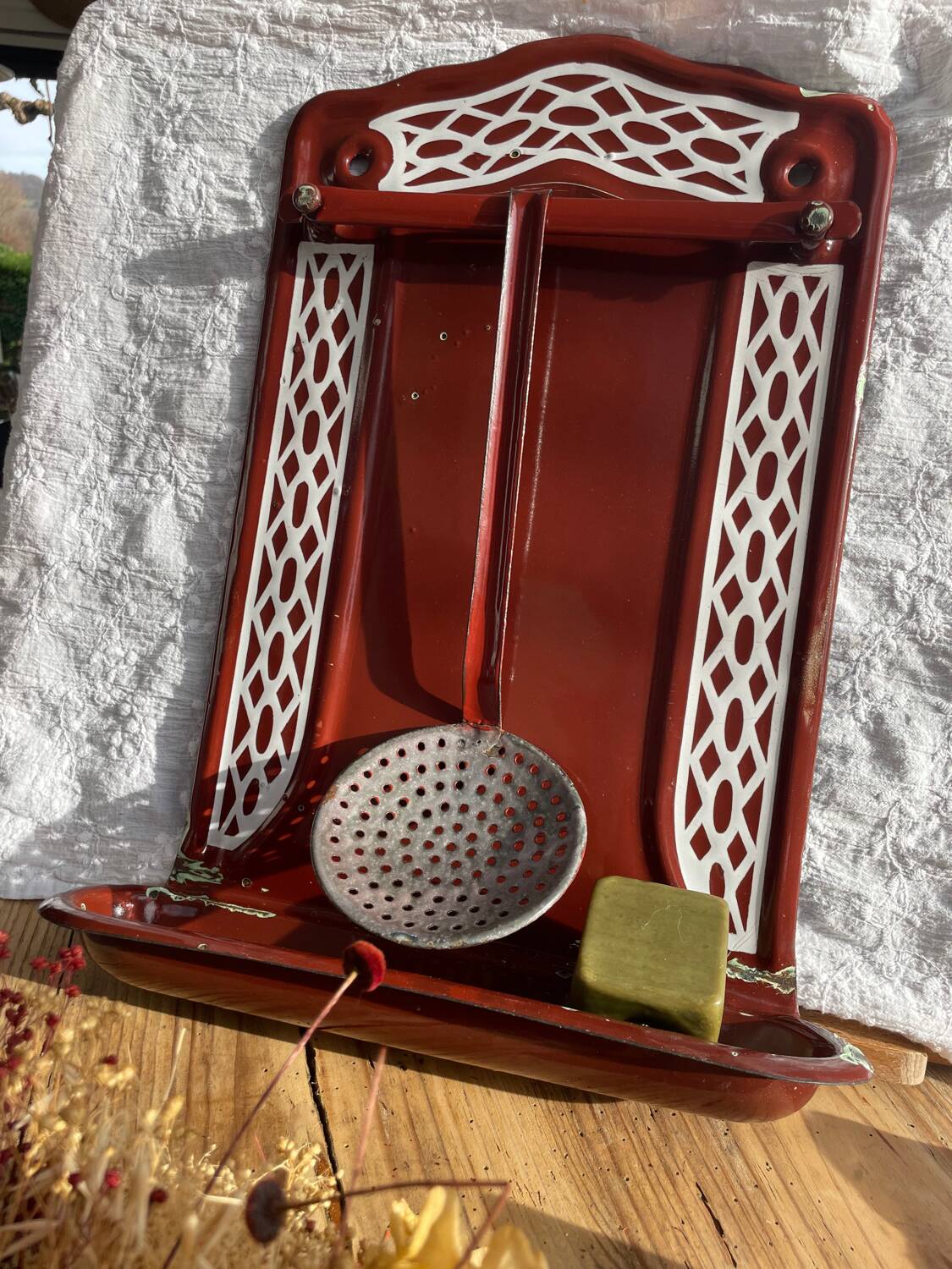 Enamelled kitchen sheet metal plate