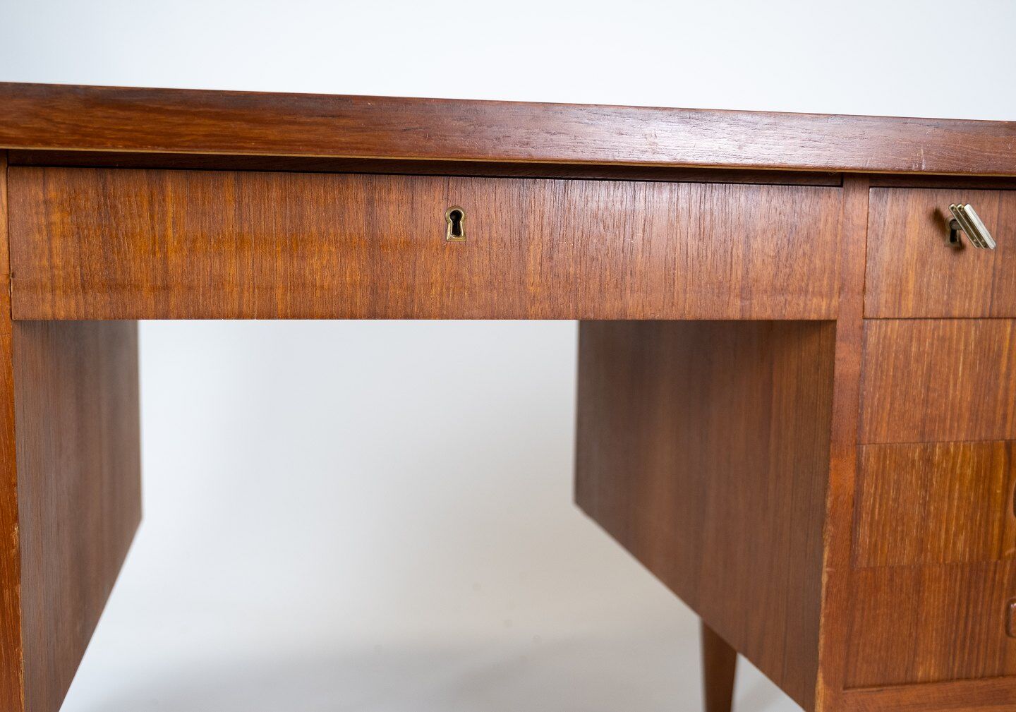 Desk in teak of danish design from the 1960s