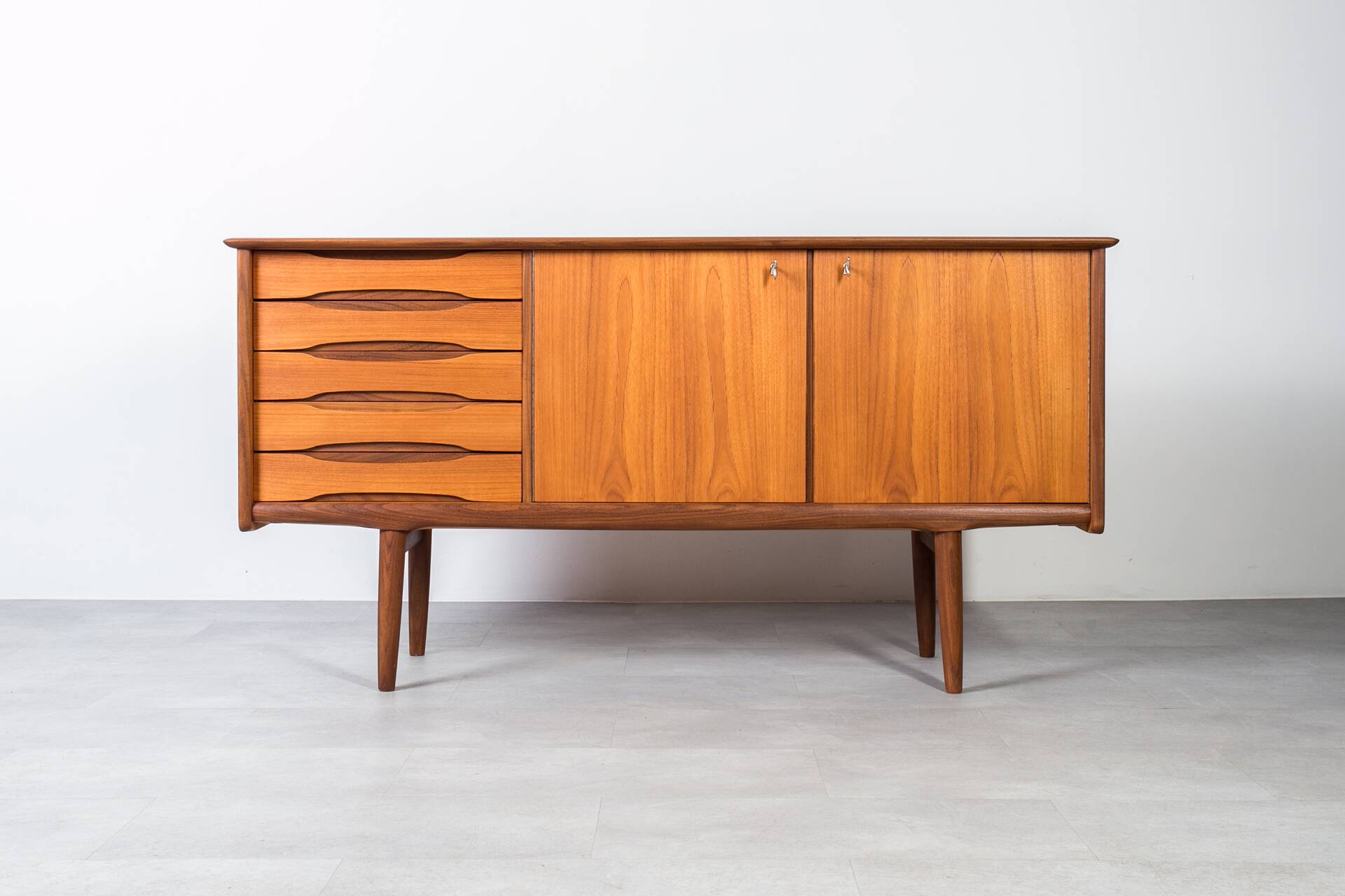 Buffet en teck du milieu du siècle par Brødrene Sørheim, Norvège, années 1960