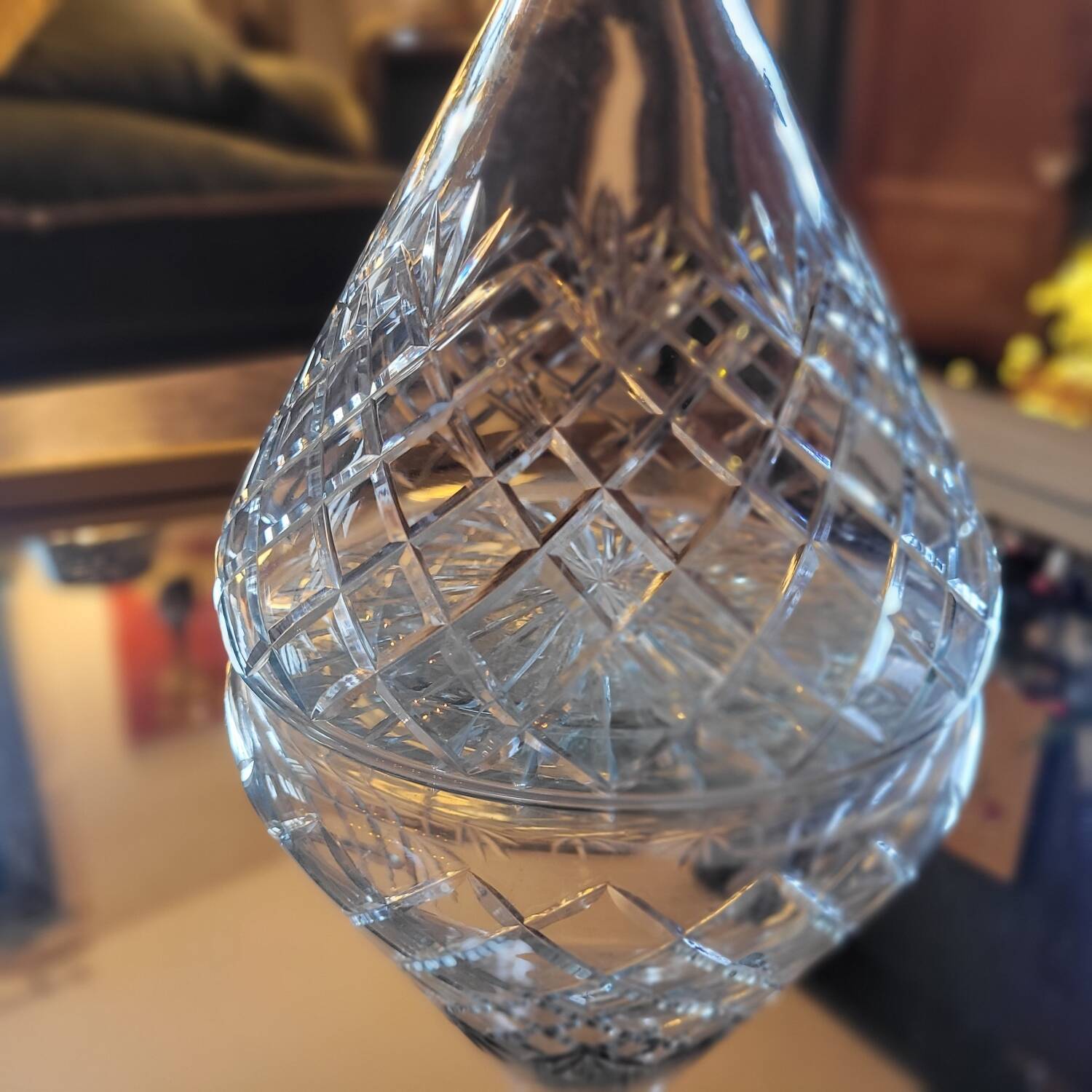 Carafe verre taillé, décor losangé & bouchon diamantaire 60's