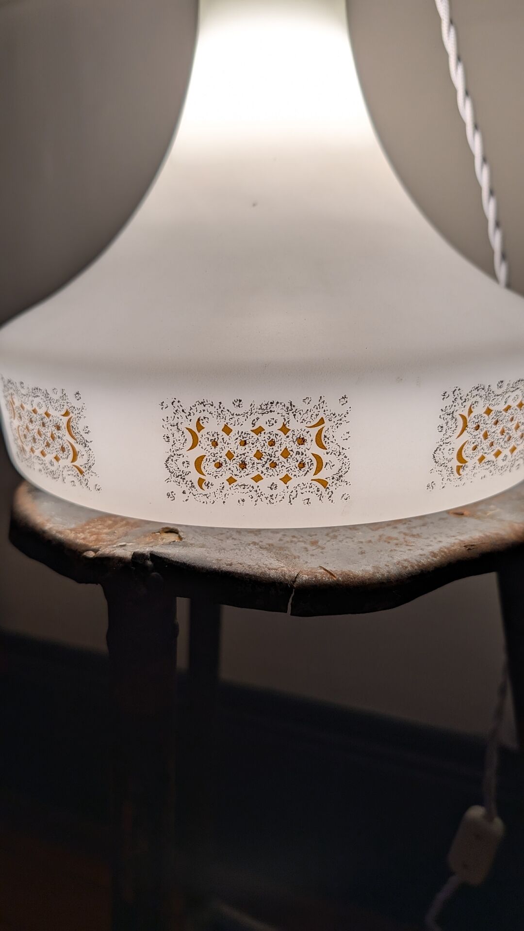Suspension en opaline décor géométrique