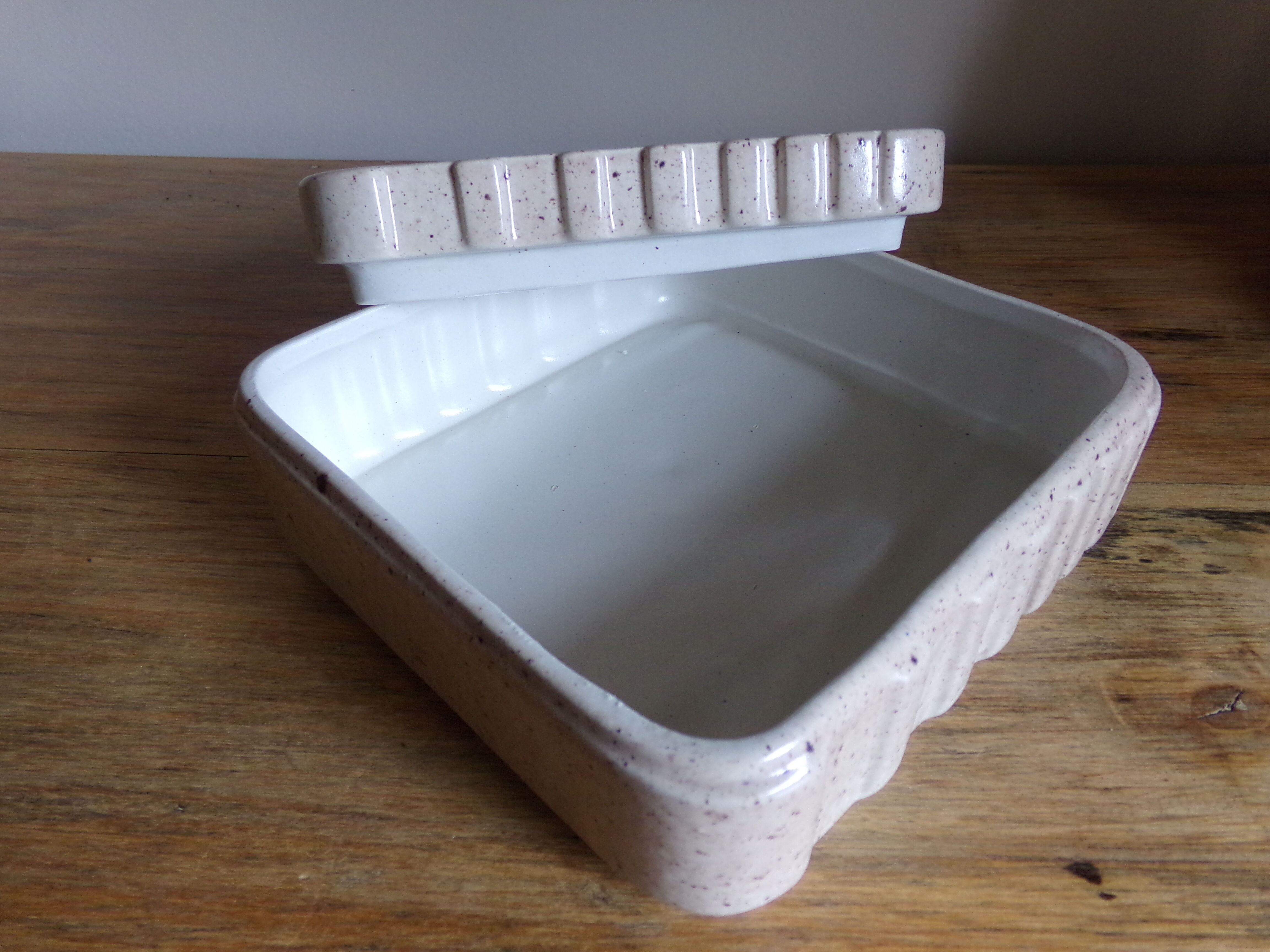 Square-shaped enamelled sandstone box