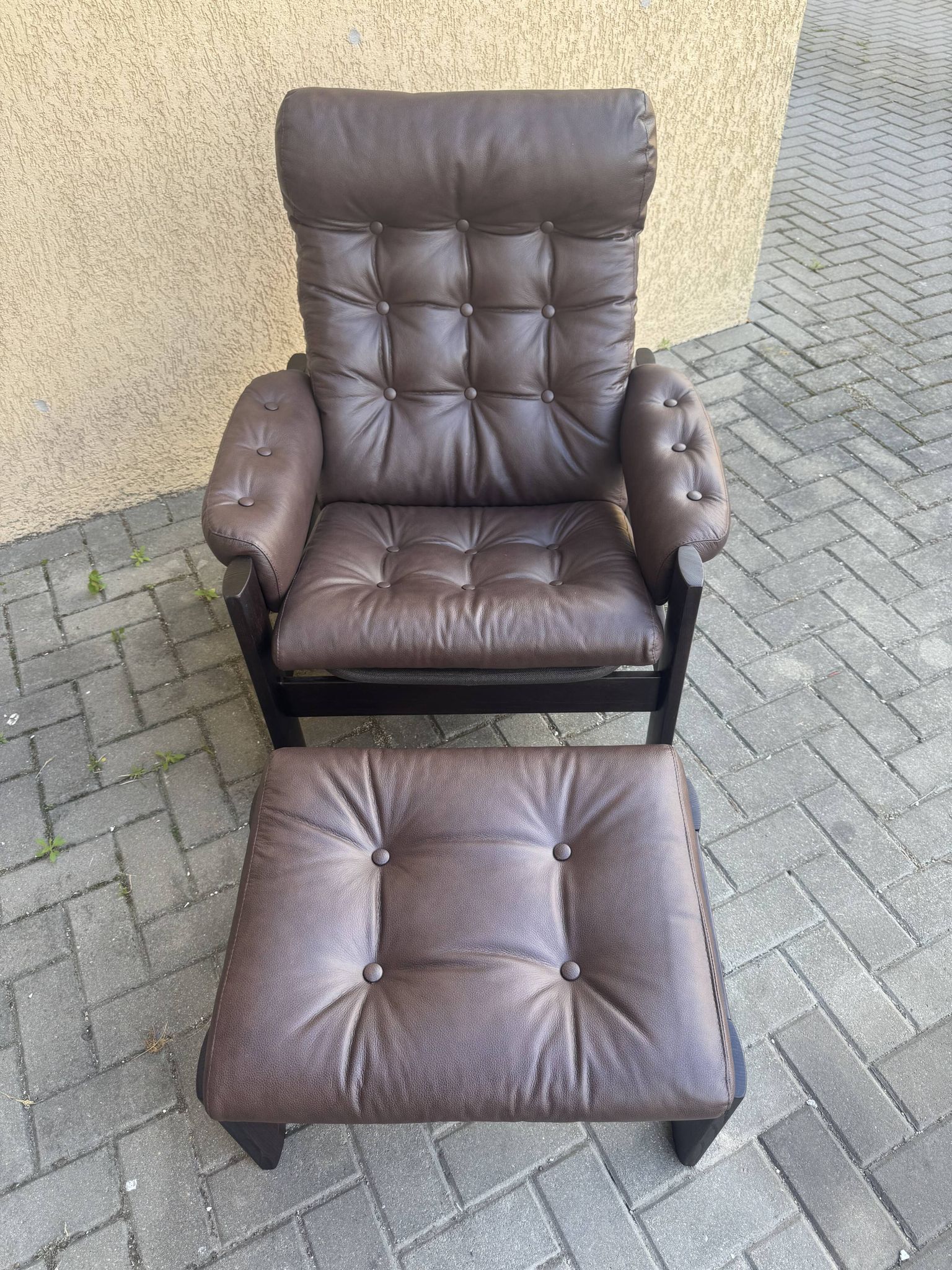 Vintage Ekornes Amigo armchair and footrest – Renovated