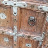 Petit buffet en bois ancien avec deux portes