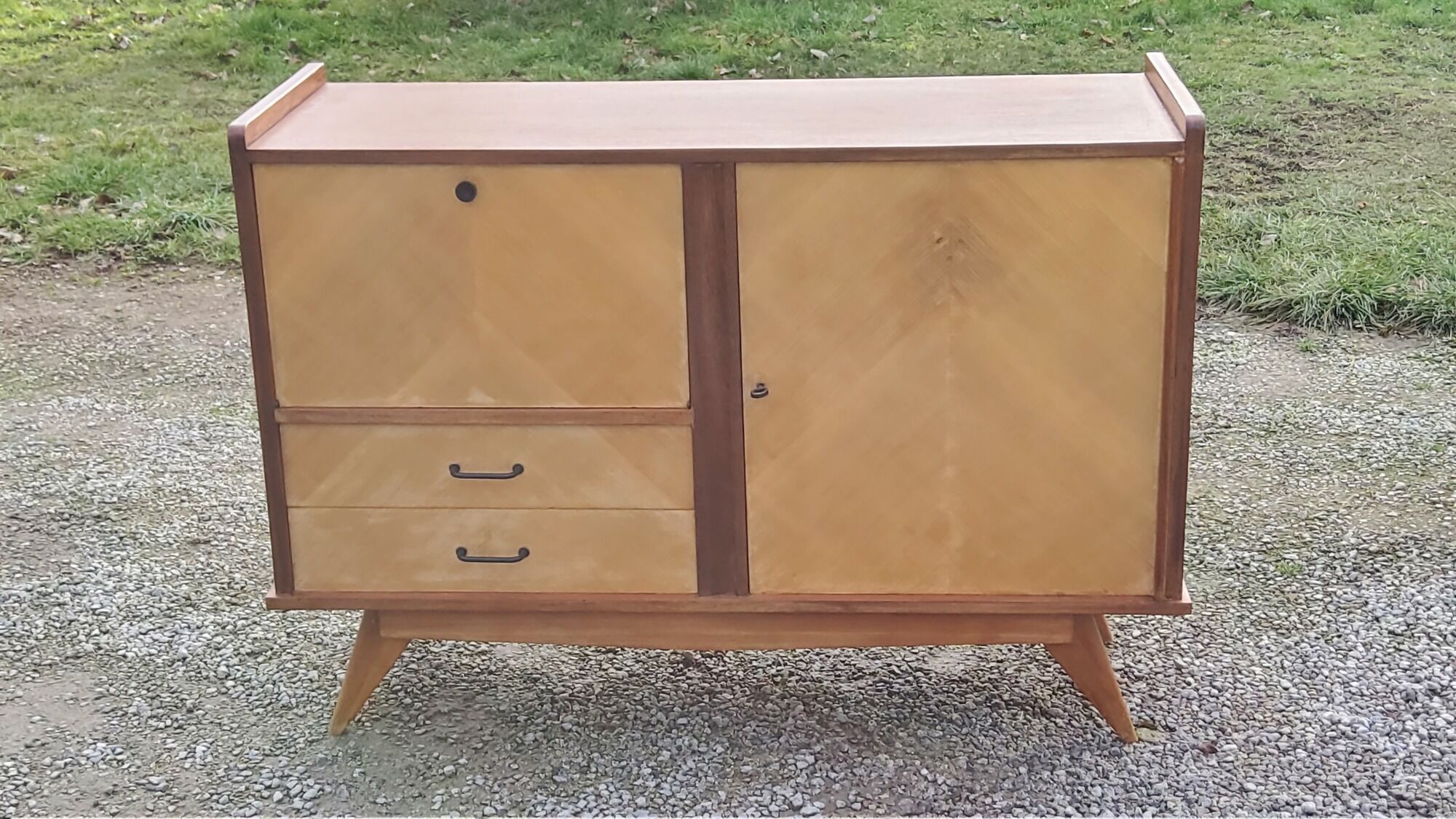 Enfilade of the 50s in oak and mahogany feet compass