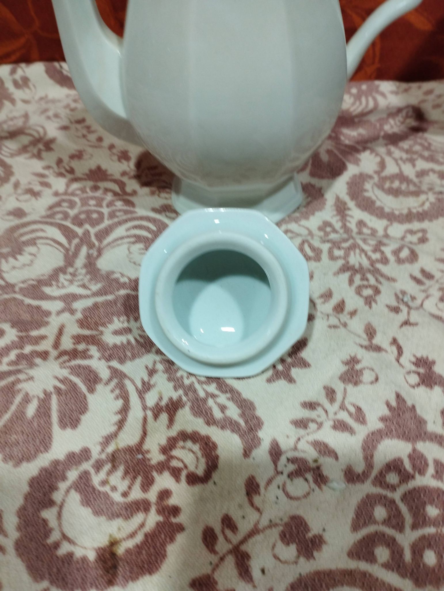 ancienne  cafetière en faïence blanche et liseré rouge