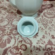 ancienne  cafetière en faïence blanche et liseré rouge