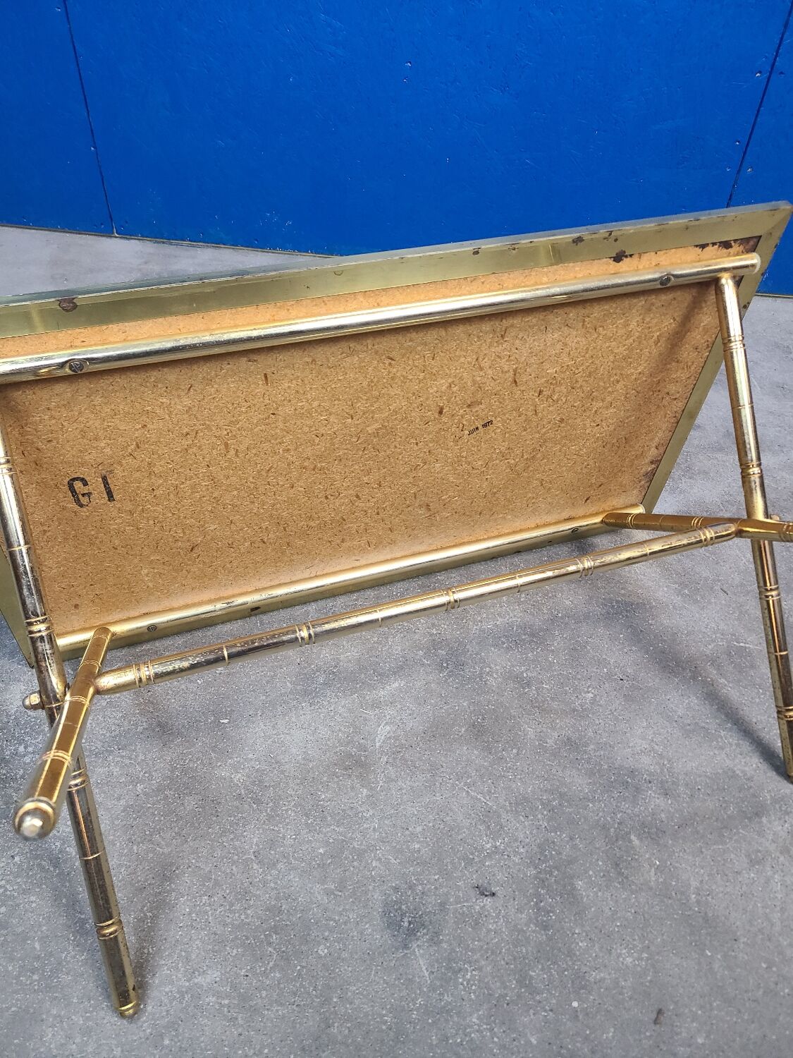 Table basse pied bambou doré et formica palissandre 1972