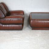 Ensemble fauteuil et table basse cuir, Italie, circa 1970. space age