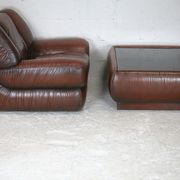 Ensemble fauteuil et table basse cuir, Italie, circa 1970. space age