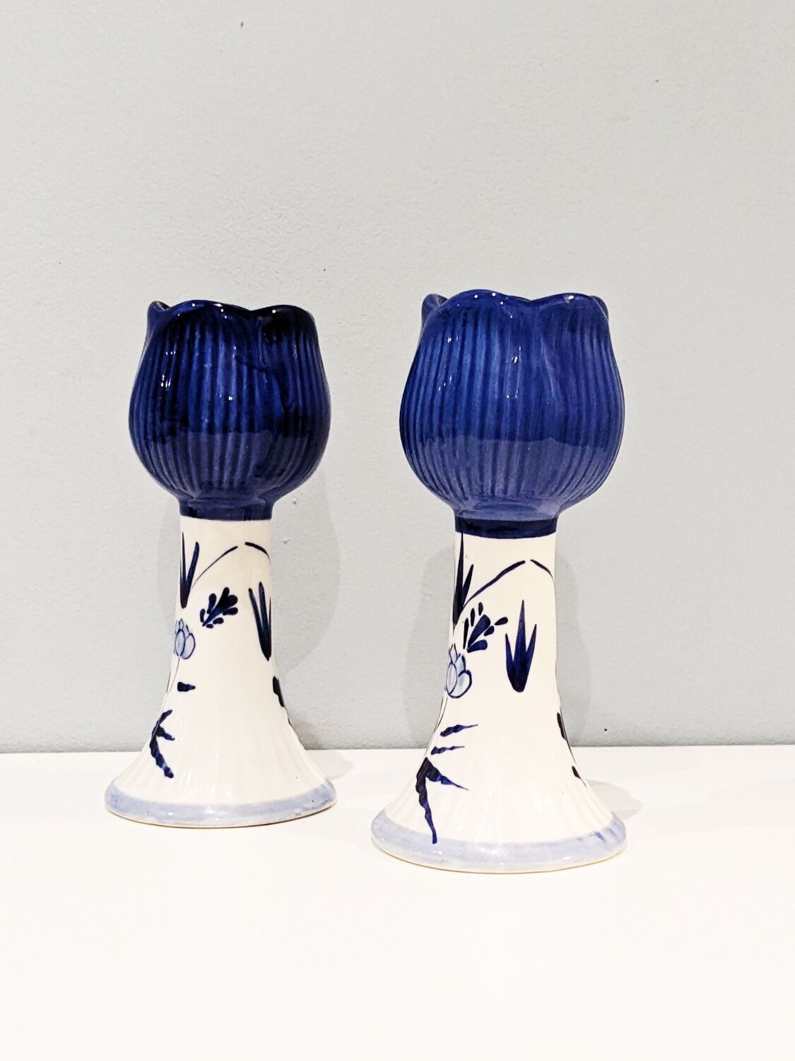 2 vintage '80 candlesticks in the shape of a tulip. Delft. In perfect condition.