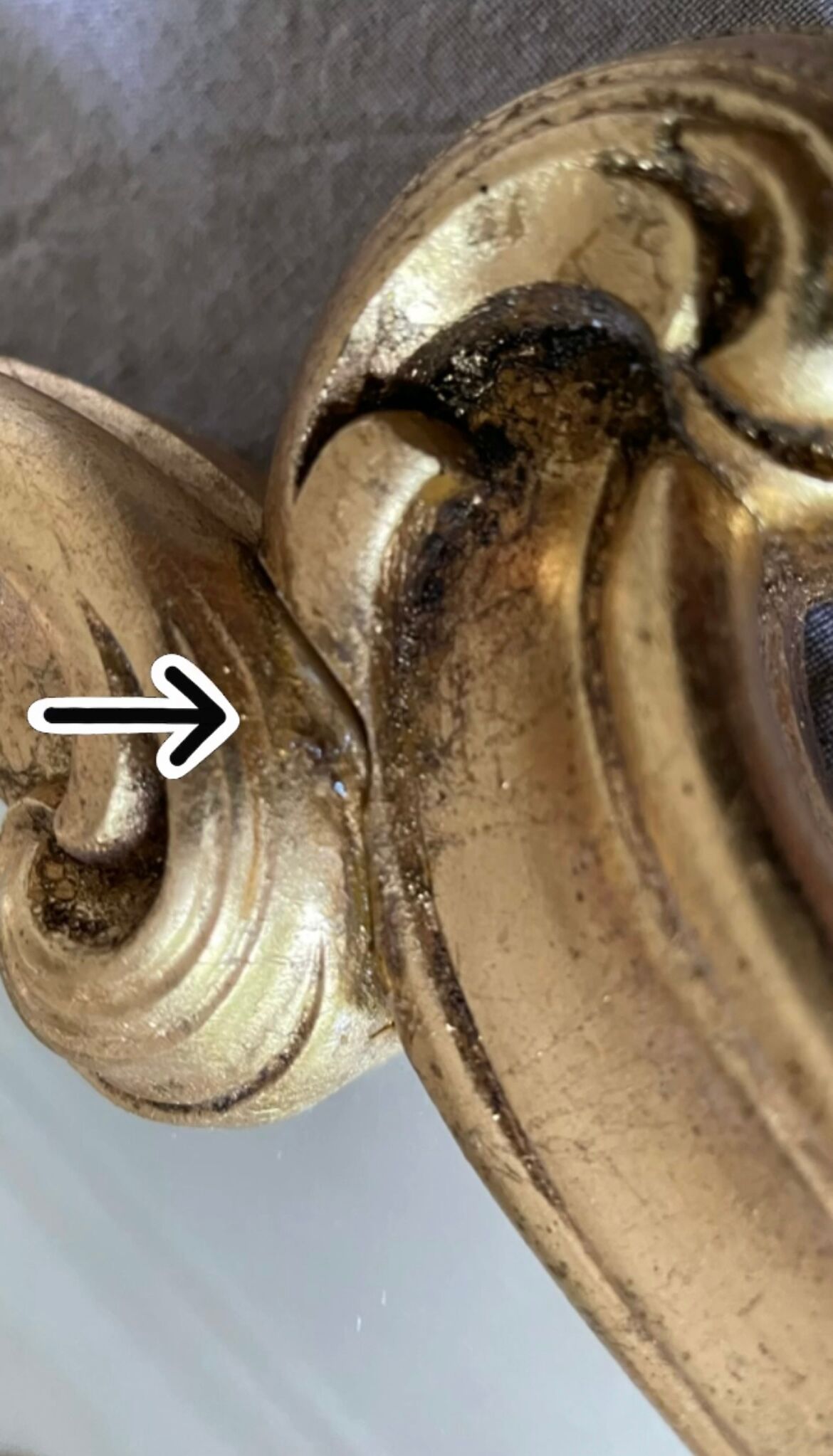 Golden resin rock mirror  42x68cm