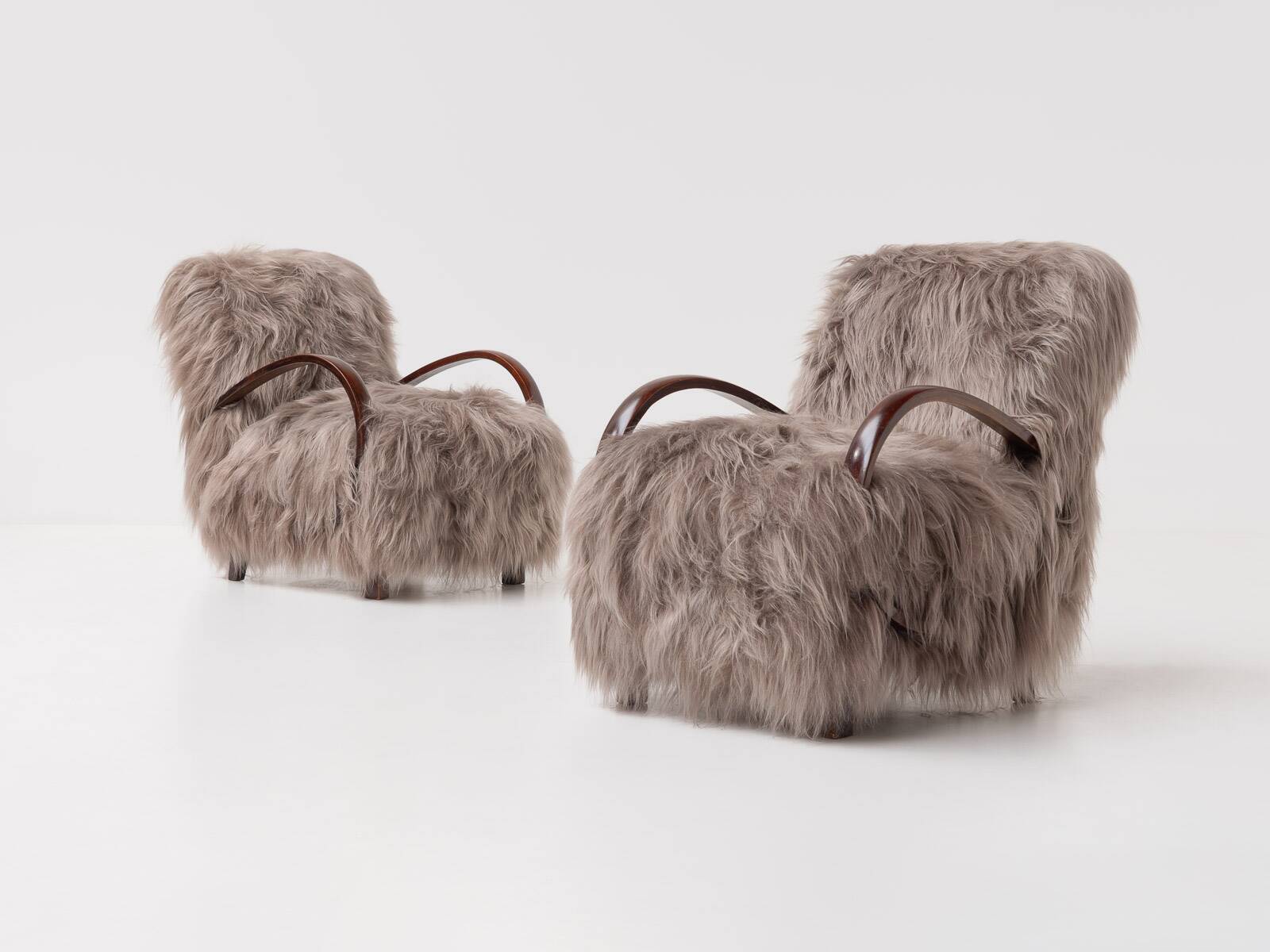 Paire de fauteuils scandinaves en peau de mouton à poils longs, années 1950