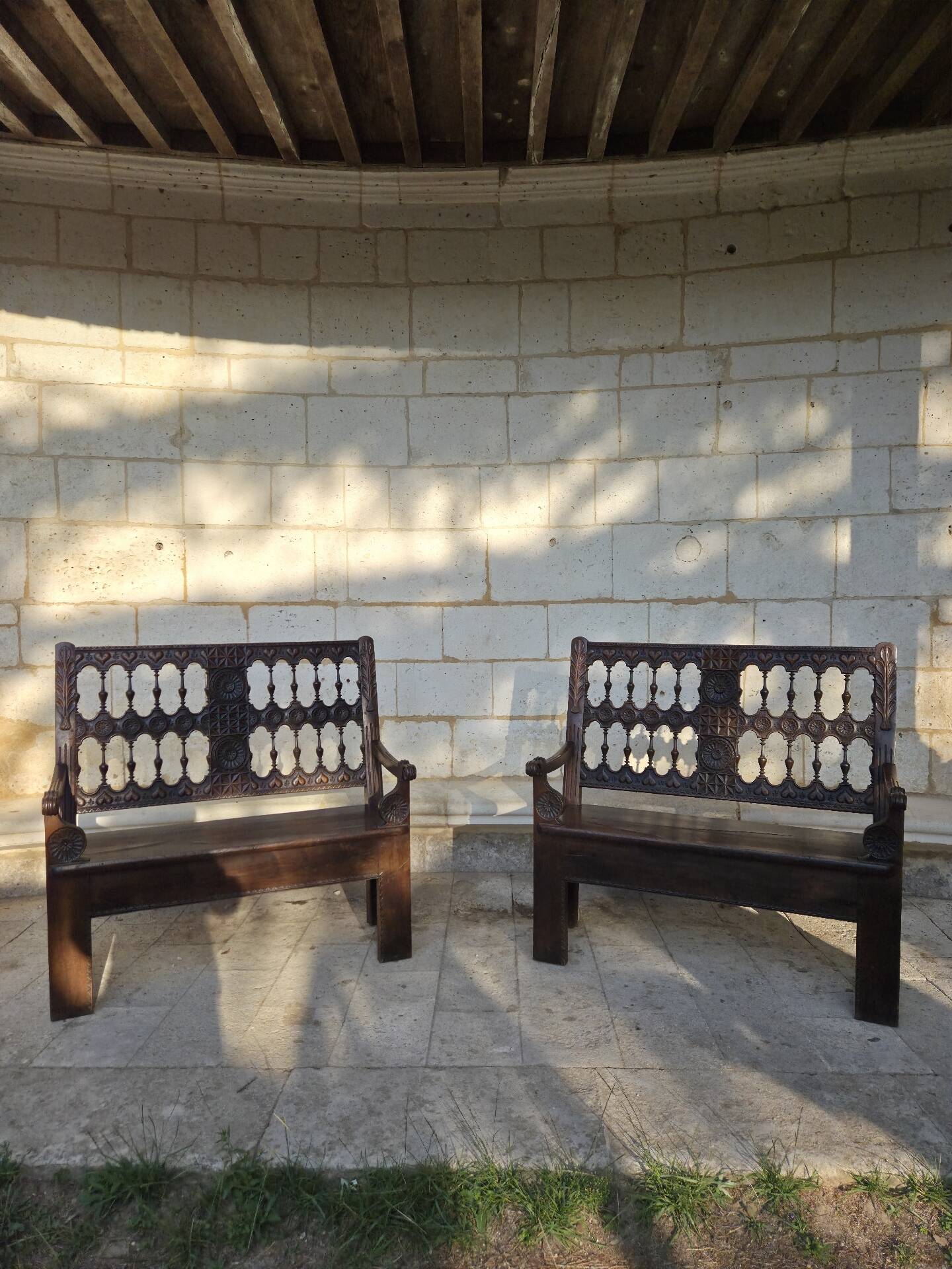 Paire de bancs en bois sculpté