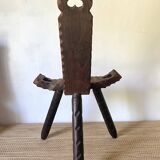 Chaise tripode espagnole vintage en bois sculpté